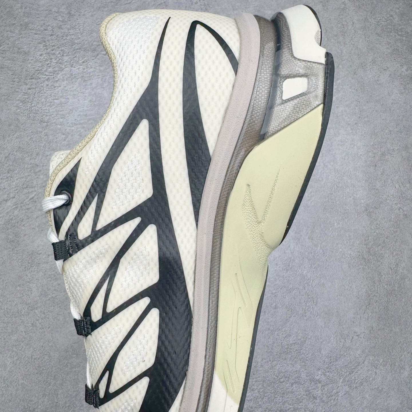 图片[7]-＃GX/绿X MM6 Maison Margiela x SALOMON XT-6 萨洛蒙联名系列低帮城市越野机能透气休闲运动鞋 鞋舌处附有迷你网眼袋收纳鞋绳以及下方的多色 Logo 标签 接着搭载奶油色 ACS 技术中底以及金色 TPU 塑料部件提升鞋款耐用性 中底与鞋面之间饰有海蓝色条状细节有效增添鞋款层次 最后应用黑色 Contragrip Chevron 外底完成鞋款设计 这次配色颇为高调 两款配色均以绚丽的渐变设计呈现 一款以粉紫渐变主打 另一款以黄绿渐变呈现 视觉效果相当吸睛 鞋面的使用玻璃纤维覆盖物加固 并通过细绳扣系带系统进行锁定 Salomon 的品牌logo 出现在脚后跟和前掌部位 中底虽然偏薄 但非常耐用 与模压塑料ACS 框架以及致密AC2 Muscle 鞋底单元结合 能够提供出色的支撑力和缓冲性 尺码：36 36.5 37.5 38 38.5 39 40 40.5 41 42 42.5 43 44 44.5 45 46.5-选品中心