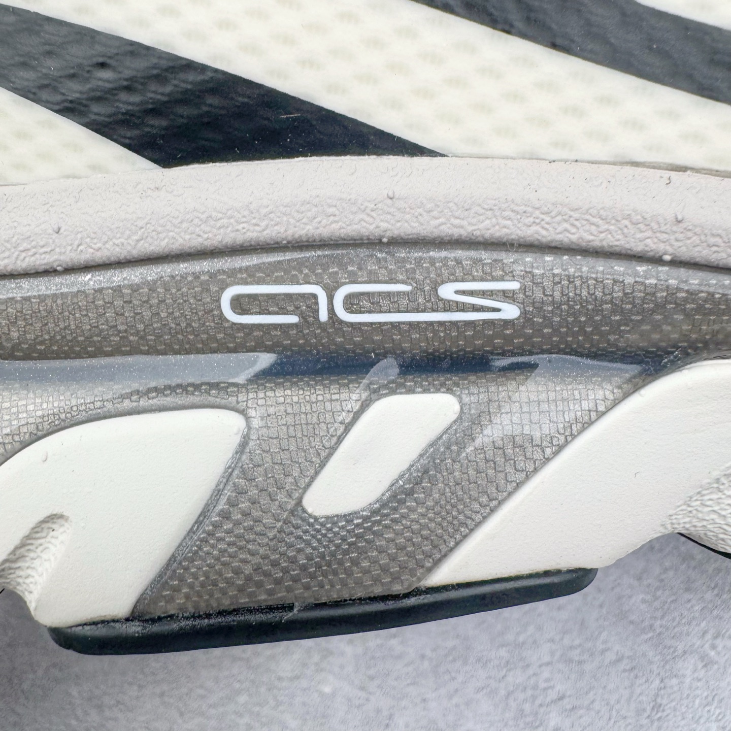 图片[19]-＃GX/绿X MM6 Maison Margiela x SALOMON XT-6 萨洛蒙联名系列低帮城市越野机能透气休闲运动鞋 鞋舌处附有迷你网眼袋收纳鞋绳以及下方的多色 Logo 标签 接着搭载奶油色 ACS 技术中底以及金色 TPU 塑料部件提升鞋款耐用性 中底与鞋面之间饰有海蓝色条状细节有效增添鞋款层次 最后应用黑色 Contragrip Chevron 外底完成鞋款设计 这次配色颇为高调 两款配色均以绚丽的渐变设计呈现 一款以粉紫渐变主打 另一款以黄绿渐变呈现 视觉效果相当吸睛 鞋面的使用玻璃纤维覆盖物加固 并通过细绳扣系带系统进行锁定 Salomon 的品牌logo 出现在脚后跟和前掌部位 中底虽然偏薄 但非常耐用 与模压塑料ACS 框架以及致密AC2 Muscle 鞋底单元结合 能够提供出色的支撑力和缓冲性 尺码：36 36.5 37.5 38 38.5 39 40 40.5 41 42 42.5 43 44 44.5 45 46.5-选品中心