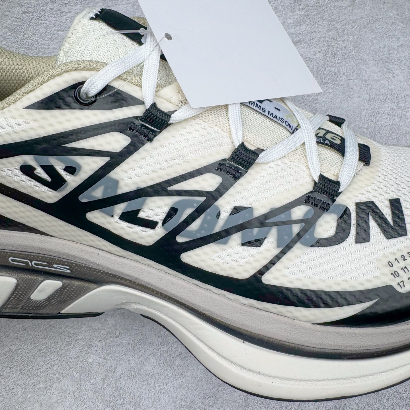 图片[18]-＃GX/绿X MM6 Maison Margiela x SALOMON XT-6 萨洛蒙联名系列低帮城市越野机能透气休闲运动鞋 鞋舌处附有迷你网眼袋收纳鞋绳以及下方的多色 Logo 标签 接着搭载奶油色 ACS 技术中底以及金色 TPU 塑料部件提升鞋款耐用性 中底与鞋面之间饰有海蓝色条状细节有效增添鞋款层次 最后应用黑色 Contragrip Chevron 外底完成鞋款设计 这次配色颇为高调 两款配色均以绚丽的渐变设计呈现 一款以粉紫渐变主打 另一款以黄绿渐变呈现 视觉效果相当吸睛 鞋面的使用玻璃纤维覆盖物加固 并通过细绳扣系带系统进行锁定 Salomon 的品牌logo 出现在脚后跟和前掌部位 中底虽然偏薄 但非常耐用 与模压塑料ACS 框架以及致密AC2 Muscle 鞋底单元结合 能够提供出色的支撑力和缓冲性 尺码：36 36.5 37.5 38 38.5 39 40 40.5 41 42 42.5 43 44 44.5 45 46.5-选品中心