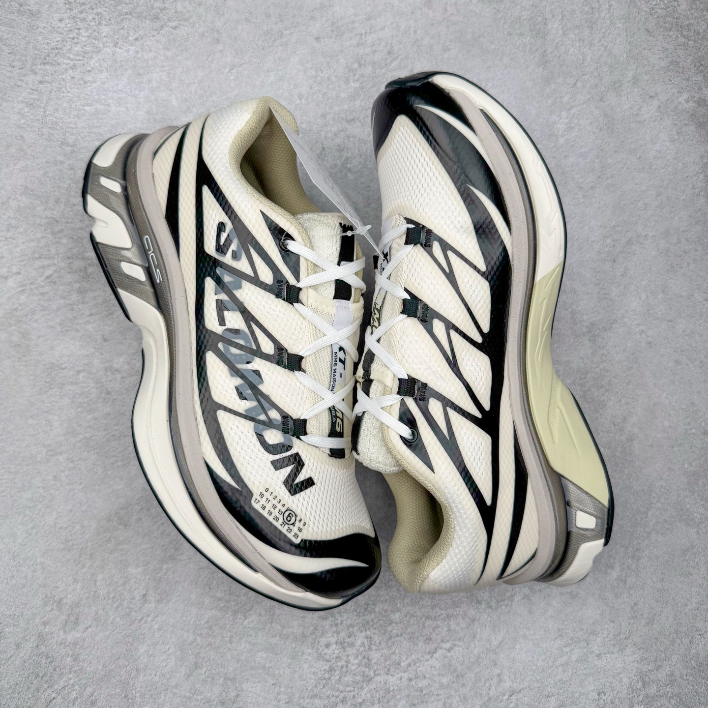 图片[3]-＃GX/绿X MM6 Maison Margiela x SALOMON XT-6 萨洛蒙联名系列低帮城市越野机能透气休闲运动鞋 鞋舌处附有迷你网眼袋收纳鞋绳以及下方的多色 Logo 标签 接着搭载奶油色 ACS 技术中底以及金色 TPU 塑料部件提升鞋款耐用性 中底与鞋面之间饰有海蓝色条状细节有效增添鞋款层次 最后应用黑色 Contragrip Chevron 外底完成鞋款设计 这次配色颇为高调 两款配色均以绚丽的渐变设计呈现 一款以粉紫渐变主打 另一款以黄绿渐变呈现 视觉效果相当吸睛 鞋面的使用玻璃纤维覆盖物加固 并通过细绳扣系带系统进行锁定 Salomon 的品牌logo 出现在脚后跟和前掌部位 中底虽然偏薄 但非常耐用 与模压塑料ACS 框架以及致密AC2 Muscle 鞋底单元结合 能够提供出色的支撑力和缓冲性 尺码：36 36.5 37.5 38 38.5 39 40 40.5 41 42 42.5 43 44 44.5 45 46.5-选品中心