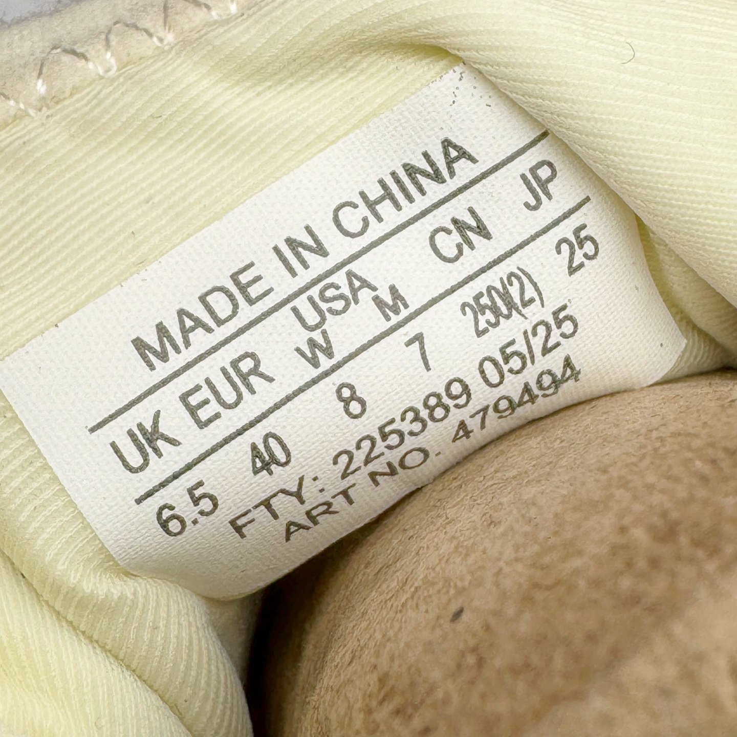 图片[11]-＃GX/绿X MM6 Maison Margiela x SALOMON XT-6 萨洛蒙联名系列低帮城市越野机能透气休闲运动鞋 鞋舌处附有迷你网眼袋收纳鞋绳以及下方的多色 Logo 标签 接着搭载奶油色 ACS 技术中底以及金色 TPU 塑料部件提升鞋款耐用性 中底与鞋面之间饰有海蓝色条状细节有效增添鞋款层次 最后应用黑色 Contragrip Chevron 外底完成鞋款设计 这次配色颇为高调 两款配色均以绚丽的渐变设计呈现 一款以粉紫渐变主打 另一款以黄绿渐变呈现 视觉效果相当吸睛 鞋面的使用玻璃纤维覆盖物加固 并通过细绳扣系带系统进行锁定 Salomon 的品牌logo 出现在脚后跟和前掌部位 中底虽然偏薄 但非常耐用 与模压塑料ACS 框架以及致密AC2 Muscle 鞋底单元结合 能够提供出色的支撑力和缓冲性 尺码：36 36.5 37.5 38 38.5 39 40 40.5 41 42 42.5 43 44 44.5 45 46.5-选品中心