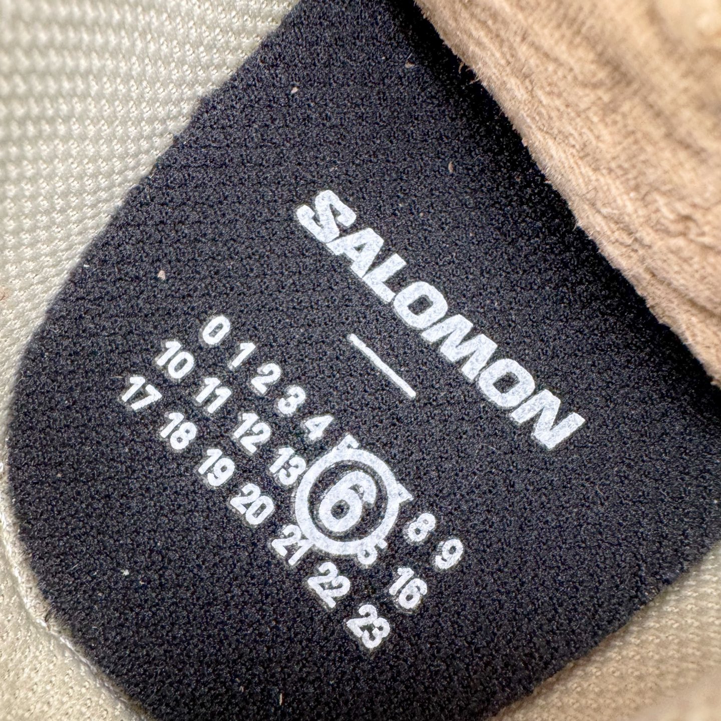 图片[12]-＃GX/绿X MM6 Maison Margiela x SALOMON XT-6 萨洛蒙联名系列低帮城市越野机能透气休闲运动鞋 鞋舌处附有迷你网眼袋收纳鞋绳以及下方的多色 Logo 标签 接着搭载奶油色 ACS 技术中底以及金色 TPU 塑料部件提升鞋款耐用性 中底与鞋面之间饰有海蓝色条状细节有效增添鞋款层次 最后应用黑色 Contragrip Chevron 外底完成鞋款设计 这次配色颇为高调 两款配色均以绚丽的渐变设计呈现 一款以粉紫渐变主打 另一款以黄绿渐变呈现 视觉效果相当吸睛 鞋面的使用玻璃纤维覆盖物加固 并通过细绳扣系带系统进行锁定 Salomon 的品牌logo 出现在脚后跟和前掌部位 中底虽然偏薄 但非常耐用 与模压塑料ACS 框架以及致密AC2 Muscle 鞋底单元结合 能够提供出色的支撑力和缓冲性 尺码：36 36.5 37.5 38 38.5 39 40 40.5 41 42 42.5 43 44 44.5 45 46.5-选品中心