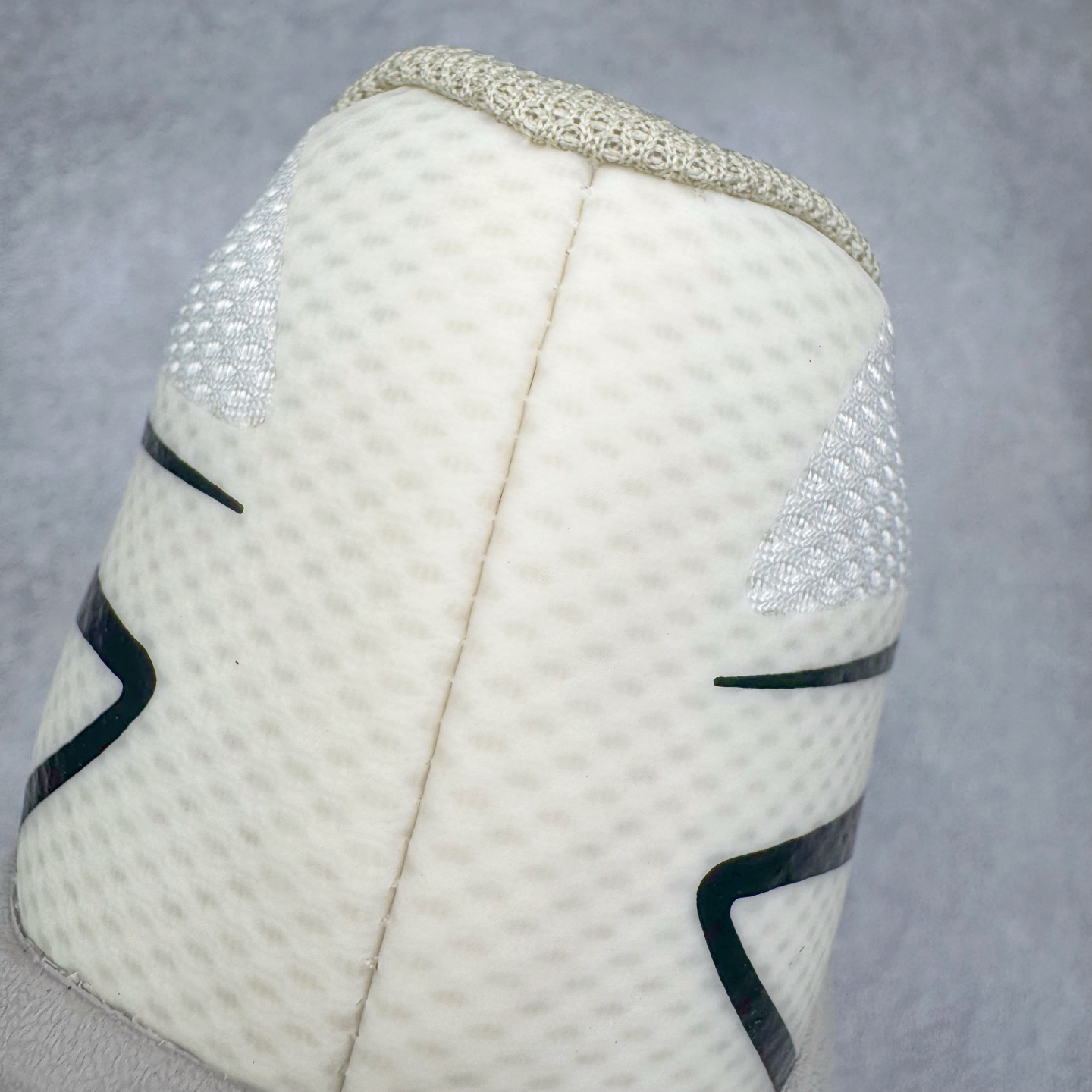 图片[16]-＃GX/绿X MM6 Maison Margiela x SALOMON XT-6 萨洛蒙联名系列低帮城市越野机能透气休闲运动鞋 鞋舌处附有迷你网眼袋收纳鞋绳以及下方的多色 Logo 标签 接着搭载奶油色 ACS 技术中底以及金色 TPU 塑料部件提升鞋款耐用性 中底与鞋面之间饰有海蓝色条状细节有效增添鞋款层次 最后应用黑色 Contragrip Chevron 外底完成鞋款设计 这次配色颇为高调 两款配色均以绚丽的渐变设计呈现 一款以粉紫渐变主打 另一款以黄绿渐变呈现 视觉效果相当吸睛 鞋面的使用玻璃纤维覆盖物加固 并通过细绳扣系带系统进行锁定 Salomon 的品牌logo 出现在脚后跟和前掌部位 中底虽然偏薄 但非常耐用 与模压塑料ACS 框架以及致密AC2 Muscle 鞋底单元结合 能够提供出色的支撑力和缓冲性 尺码：36 36.5 37.5 38 38.5 39 40 40.5 41 42 42.5 43 44 44.5 45 46.5-选品中心