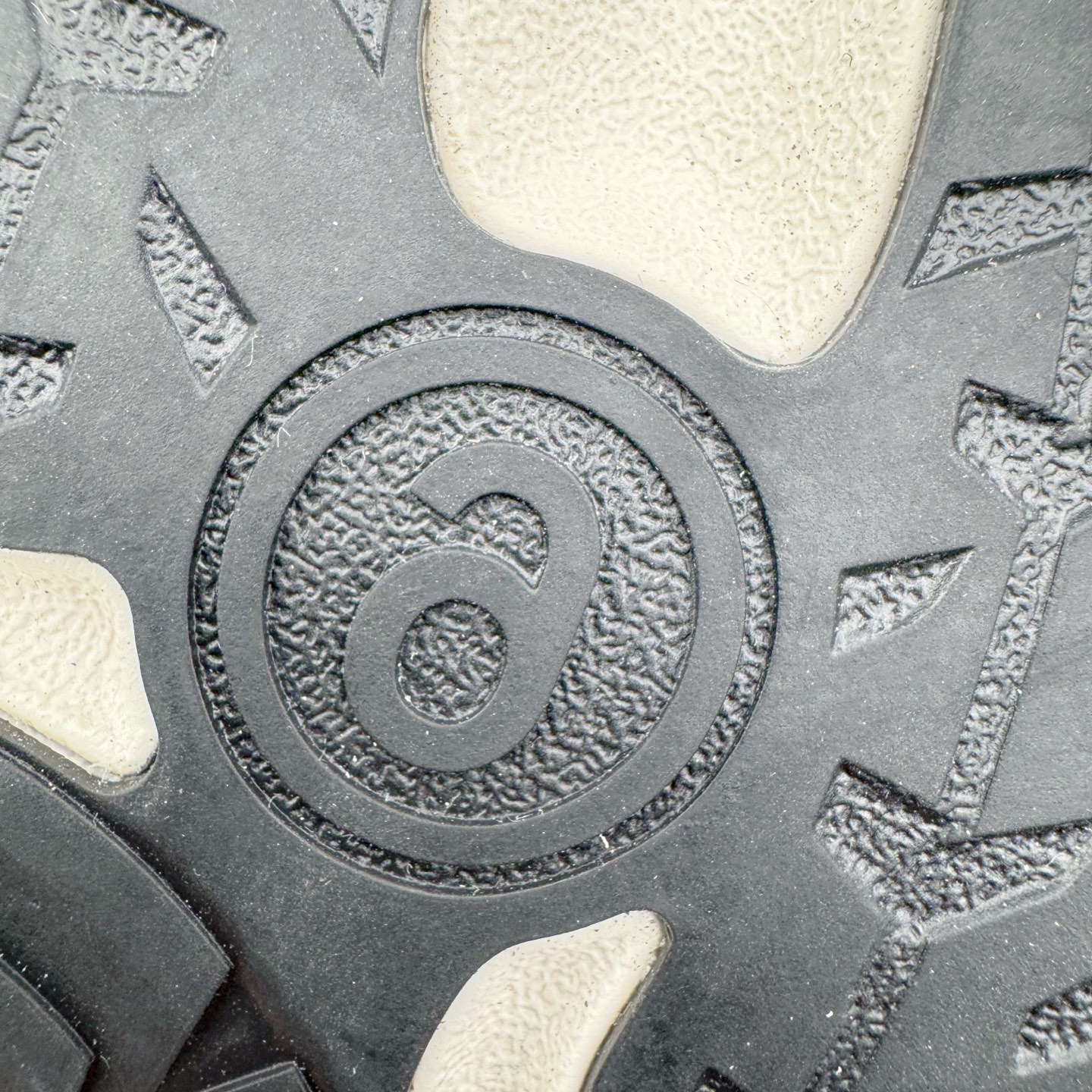 图片[20]-＃GX/绿X MM6 Maison Margiela x SALOMON XT-6 萨洛蒙联名系列低帮城市越野机能透气休闲运动鞋 鞋舌处附有迷你网眼袋收纳鞋绳以及下方的多色 Logo 标签 接着搭载奶油色 ACS 技术中底以及金色 TPU 塑料部件提升鞋款耐用性 中底与鞋面之间饰有海蓝色条状细节有效增添鞋款层次 最后应用黑色 Contragrip Chevron 外底完成鞋款设计 这次配色颇为高调 两款配色均以绚丽的渐变设计呈现 一款以粉紫渐变主打 另一款以黄绿渐变呈现 视觉效果相当吸睛 鞋面的使用玻璃纤维覆盖物加固 并通过细绳扣系带系统进行锁定 Salomon 的品牌logo 出现在脚后跟和前掌部位 中底虽然偏薄 但非常耐用 与模压塑料ACS 框架以及致密AC2 Muscle 鞋底单元结合 能够提供出色的支撑力和缓冲性 尺码：36 36.5 37.5 38 38.5 39 40 40.5 41 42 42.5 43 44 44.5 45 46.5-选品中心