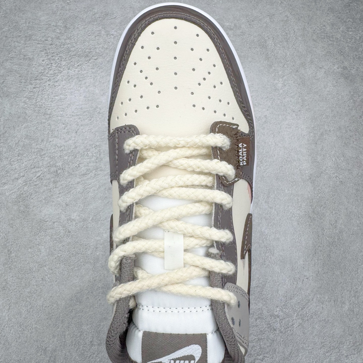 图片[4]-＃YC纯原 NK Dunk Low 二手日落 HF5441-111 当浅米色主调邂逅深灰与棕的层次，宛如黄昏被复刻在鞋面之上，深棕Swoosh划破宁静如暮色降临，棕褐细节点缀恰似夕阳最后一缕光，令黄昏的慵懒与潮酷并存。做旧中底与磨损胶边诉说时光沉淀的酷感，每一步都踩在复古与潮流的交汇点。旧时光的味道，新世代的表达，以磨损感设计致敬经典，用低饱和度配色拿捏氛围。定制系列天花板 无原鞋不开发 全系列得物原鞋一比一校对开发 配色持续更新中 终端对接 优势输出 全套原厂楦头原纸板数据档案倾力打造 原汁原味莞产 极致还原 圈内最强针车工艺 高端零售指定版 广东原厂配套原盒原标 鞋盒分三个尺码段 原厂冲刀 超高清洁度 全鞋零毛边皮料切割 采用原厂百宏鞋带以及原厂百宏织唛舌标 内标可供原厂几率过验 进口原装条纹中底布 四线拉帮白色点胶 原厂拉帮手法遵循公司 原厂电绣 极致还原 尺码：36 36.5 37.5 38 38.5 39 40 40.5 41 42 42.5 43 44 44.5 45 46-选品中心