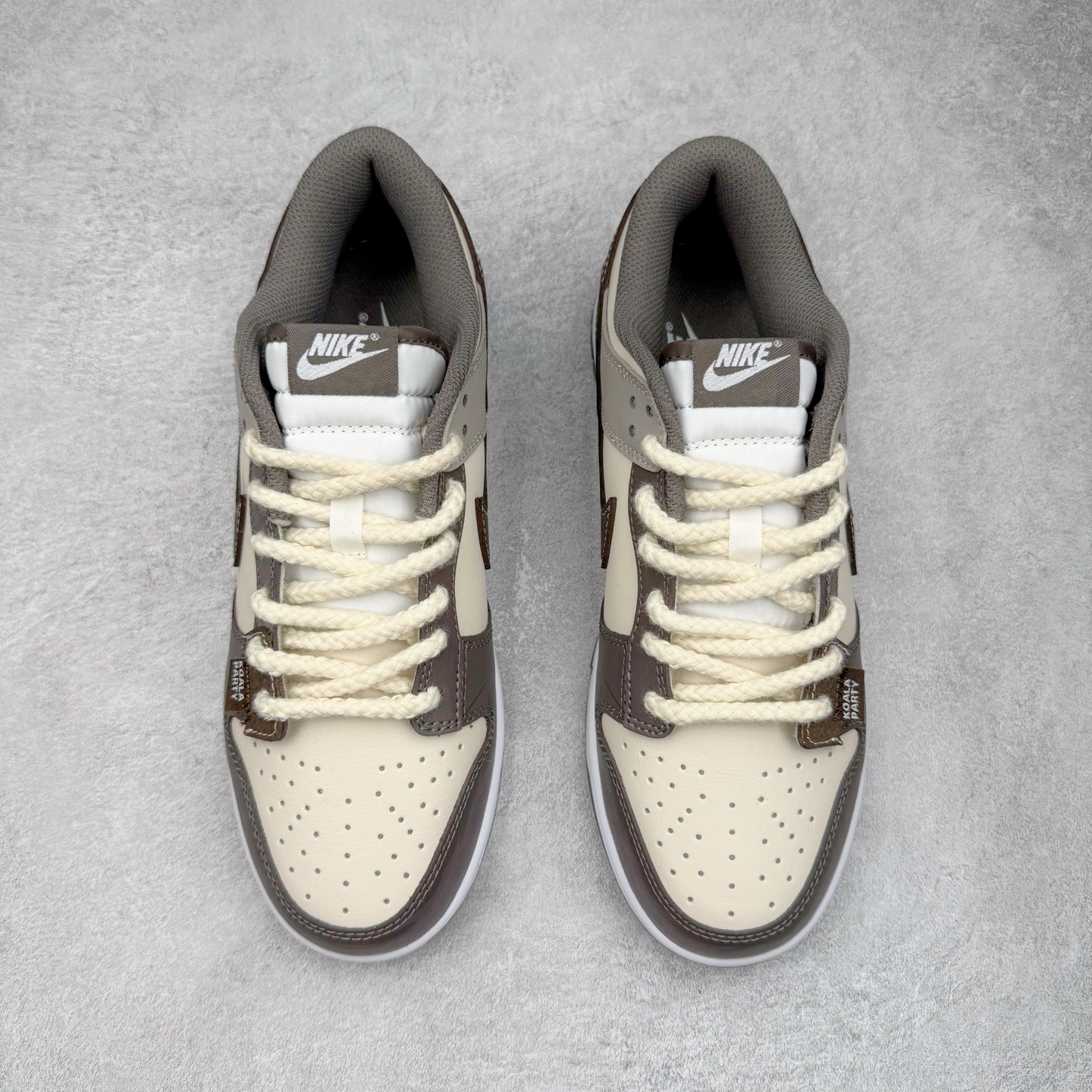 图片[2]-＃YC纯原 NK Dunk Low 二手日落 HF5441-111 当浅米色主调邂逅深灰与棕的层次，宛如黄昏被复刻在鞋面之上，深棕Swoosh划破宁静如暮色降临，棕褐细节点缀恰似夕阳最后一缕光，令黄昏的慵懒与潮酷并存。做旧中底与磨损胶边诉说时光沉淀的酷感，每一步都踩在复古与潮流的交汇点。旧时光的味道，新世代的表达，以磨损感设计致敬经典，用低饱和度配色拿捏氛围。定制系列天花板 无原鞋不开发 全系列得物原鞋一比一校对开发 配色持续更新中 终端对接 优势输出 全套原厂楦头原纸板数据档案倾力打造 原汁原味莞产 极致还原 圈内最强针车工艺 高端零售指定版 广东原厂配套原盒原标 鞋盒分三个尺码段 原厂冲刀 超高清洁度 全鞋零毛边皮料切割 采用原厂百宏鞋带以及原厂百宏织唛舌标 内标可供原厂几率过验 进口原装条纹中底布 四线拉帮白色点胶 原厂拉帮手法遵循公司 原厂电绣 极致还原 尺码：36 36.5 37.5 38 38.5 39 40 40.5 41 42 42.5 43 44 44.5 45 46-选品中心