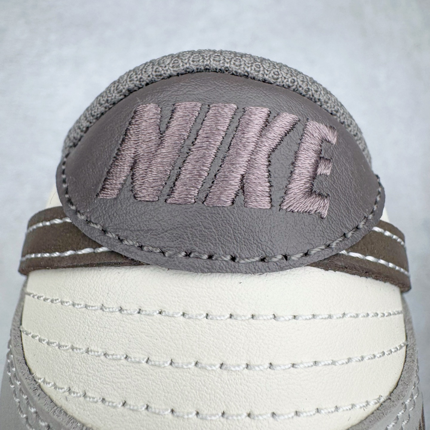 图片[10]-＃YC纯原 NK Dunk Low 二手日落 HF5441-111 当浅米色主调邂逅深灰与棕的层次，宛如黄昏被复刻在鞋面之上，深棕Swoosh划破宁静如暮色降临，棕褐细节点缀恰似夕阳最后一缕光，令黄昏的慵懒与潮酷并存。做旧中底与磨损胶边诉说时光沉淀的酷感，每一步都踩在复古与潮流的交汇点。旧时光的味道，新世代的表达，以磨损感设计致敬经典，用低饱和度配色拿捏氛围。定制系列天花板 无原鞋不开发 全系列得物原鞋一比一校对开发 配色持续更新中 终端对接 优势输出 全套原厂楦头原纸板数据档案倾力打造 原汁原味莞产 极致还原 圈内最强针车工艺 高端零售指定版 广东原厂配套原盒原标 鞋盒分三个尺码段 原厂冲刀 超高清洁度 全鞋零毛边皮料切割 采用原厂百宏鞋带以及原厂百宏织唛舌标 内标可供原厂几率过验 进口原装条纹中底布 四线拉帮白色点胶 原厂拉帮手法遵循公司 原厂电绣 极致还原 尺码：36 36.5 37.5 38 38.5 39 40 40.5 41 42 42.5 43 44 44.5 45 46-选品中心