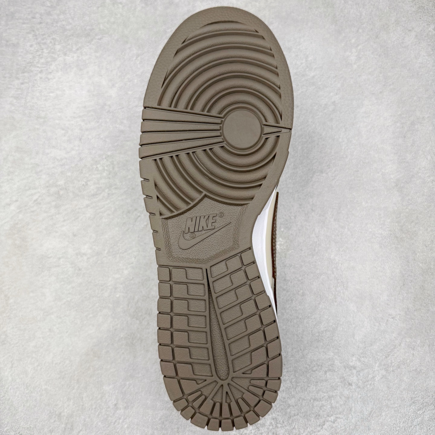 图片[9]-＃YC纯原 NK Dunk Low 二手日落 HF5441-111 当浅米色主调邂逅深灰与棕的层次，宛如黄昏被复刻在鞋面之上，深棕Swoosh划破宁静如暮色降临，棕褐细节点缀恰似夕阳最后一缕光，令黄昏的慵懒与潮酷并存。做旧中底与磨损胶边诉说时光沉淀的酷感，每一步都踩在复古与潮流的交汇点。旧时光的味道，新世代的表达，以磨损感设计致敬经典，用低饱和度配色拿捏氛围。定制系列天花板 无原鞋不开发 全系列得物原鞋一比一校对开发 配色持续更新中 终端对接 优势输出 全套原厂楦头原纸板数据档案倾力打造 原汁原味莞产 极致还原 圈内最强针车工艺 高端零售指定版 广东原厂配套原盒原标 鞋盒分三个尺码段 原厂冲刀 超高清洁度 全鞋零毛边皮料切割 采用原厂百宏鞋带以及原厂百宏织唛舌标 内标可供原厂几率过验 进口原装条纹中底布 四线拉帮白色点胶 原厂拉帮手法遵循公司 原厂电绣 极致还原 尺码：36 36.5 37.5 38 38.5 39 40 40.5 41 42 42.5 43 44 44.5 45 46-选品中心