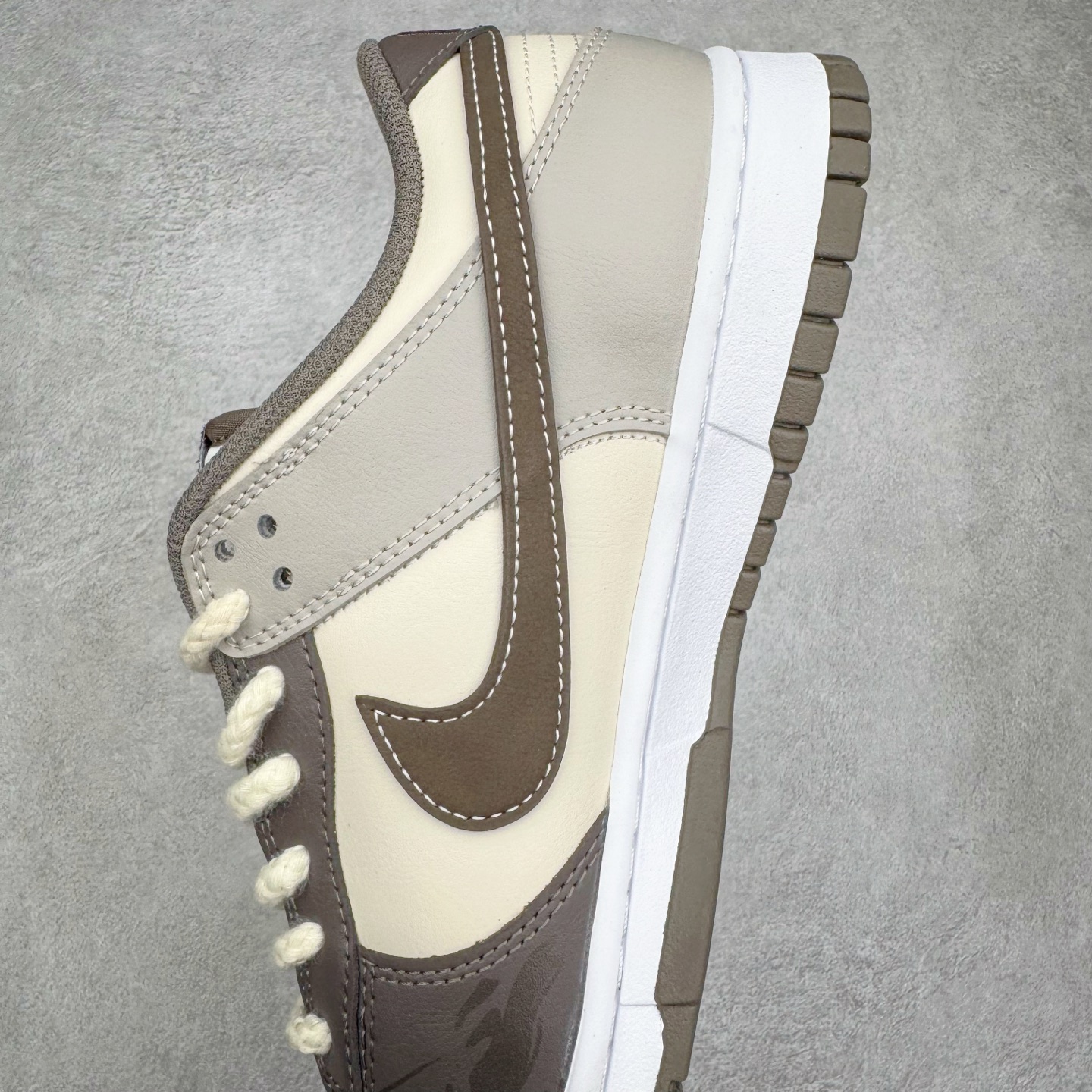图片[7]-＃YC纯原 NK Dunk Low 二手日落 HF5441-111 当浅米色主调邂逅深灰与棕的层次，宛如黄昏被复刻在鞋面之上，深棕Swoosh划破宁静如暮色降临，棕褐细节点缀恰似夕阳最后一缕光，令黄昏的慵懒与潮酷并存。做旧中底与磨损胶边诉说时光沉淀的酷感，每一步都踩在复古与潮流的交汇点。旧时光的味道，新世代的表达，以磨损感设计致敬经典，用低饱和度配色拿捏氛围。定制系列天花板 无原鞋不开发 全系列得物原鞋一比一校对开发 配色持续更新中 终端对接 优势输出 全套原厂楦头原纸板数据档案倾力打造 原汁原味莞产 极致还原 圈内最强针车工艺 高端零售指定版 广东原厂配套原盒原标 鞋盒分三个尺码段 原厂冲刀 超高清洁度 全鞋零毛边皮料切割 采用原厂百宏鞋带以及原厂百宏织唛舌标 内标可供原厂几率过验 进口原装条纹中底布 四线拉帮白色点胶 原厂拉帮手法遵循公司 原厂电绣 极致还原 尺码：36 36.5 37.5 38 38.5 39 40 40.5 41 42 42.5 43 44 44.5 45 46-选品中心