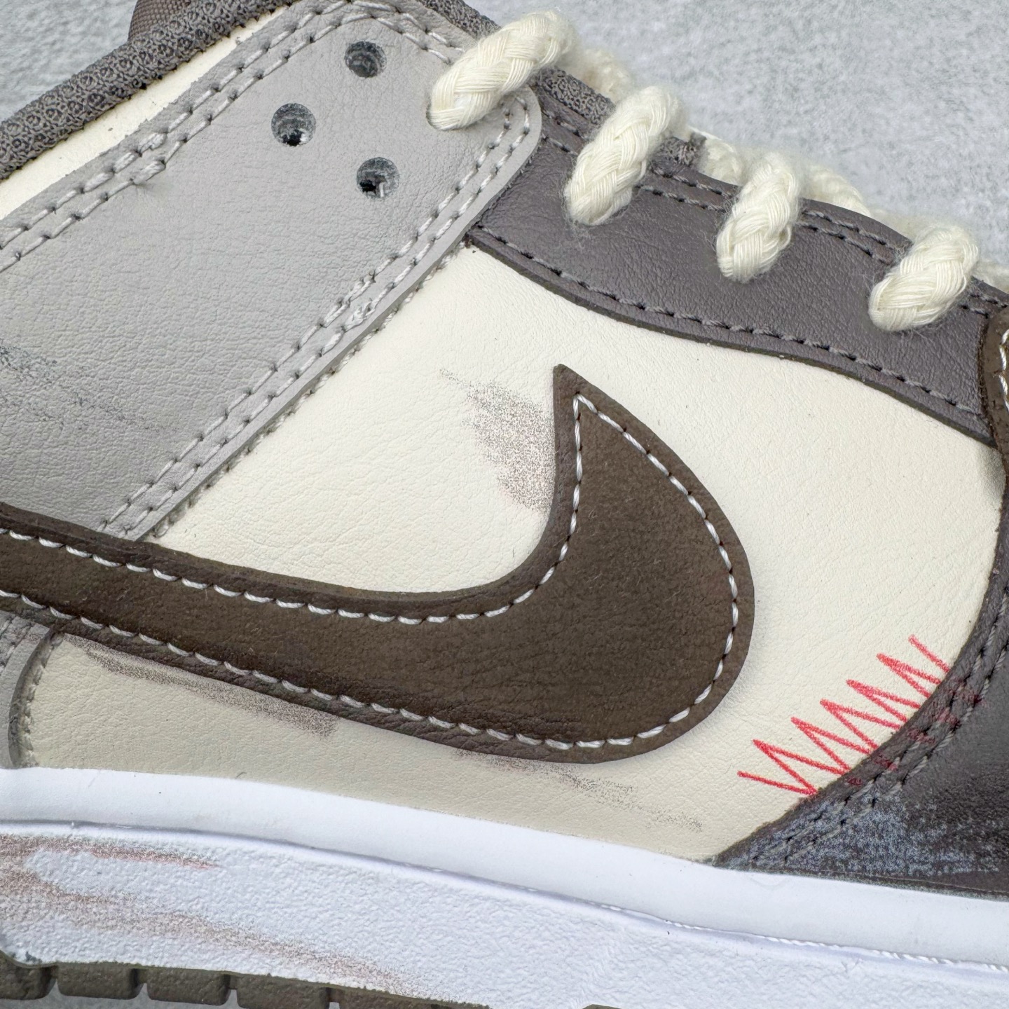 图片[17]-＃YC纯原 NK Dunk Low 二手日落 HF5441-111 当浅米色主调邂逅深灰与棕的层次，宛如黄昏被复刻在鞋面之上，深棕Swoosh划破宁静如暮色降临，棕褐细节点缀恰似夕阳最后一缕光，令黄昏的慵懒与潮酷并存。做旧中底与磨损胶边诉说时光沉淀的酷感，每一步都踩在复古与潮流的交汇点。旧时光的味道，新世代的表达，以磨损感设计致敬经典，用低饱和度配色拿捏氛围。定制系列天花板 无原鞋不开发 全系列得物原鞋一比一校对开发 配色持续更新中 终端对接 优势输出 全套原厂楦头原纸板数据档案倾力打造 原汁原味莞产 极致还原 圈内最强针车工艺 高端零售指定版 广东原厂配套原盒原标 鞋盒分三个尺码段 原厂冲刀 超高清洁度 全鞋零毛边皮料切割 采用原厂百宏鞋带以及原厂百宏织唛舌标 内标可供原厂几率过验 进口原装条纹中底布 四线拉帮白色点胶 原厂拉帮手法遵循公司 原厂电绣 极致还原 尺码：36 36.5 37.5 38 38.5 39 40 40.5 41 42 42.5 43 44 44.5 45 46-选品中心