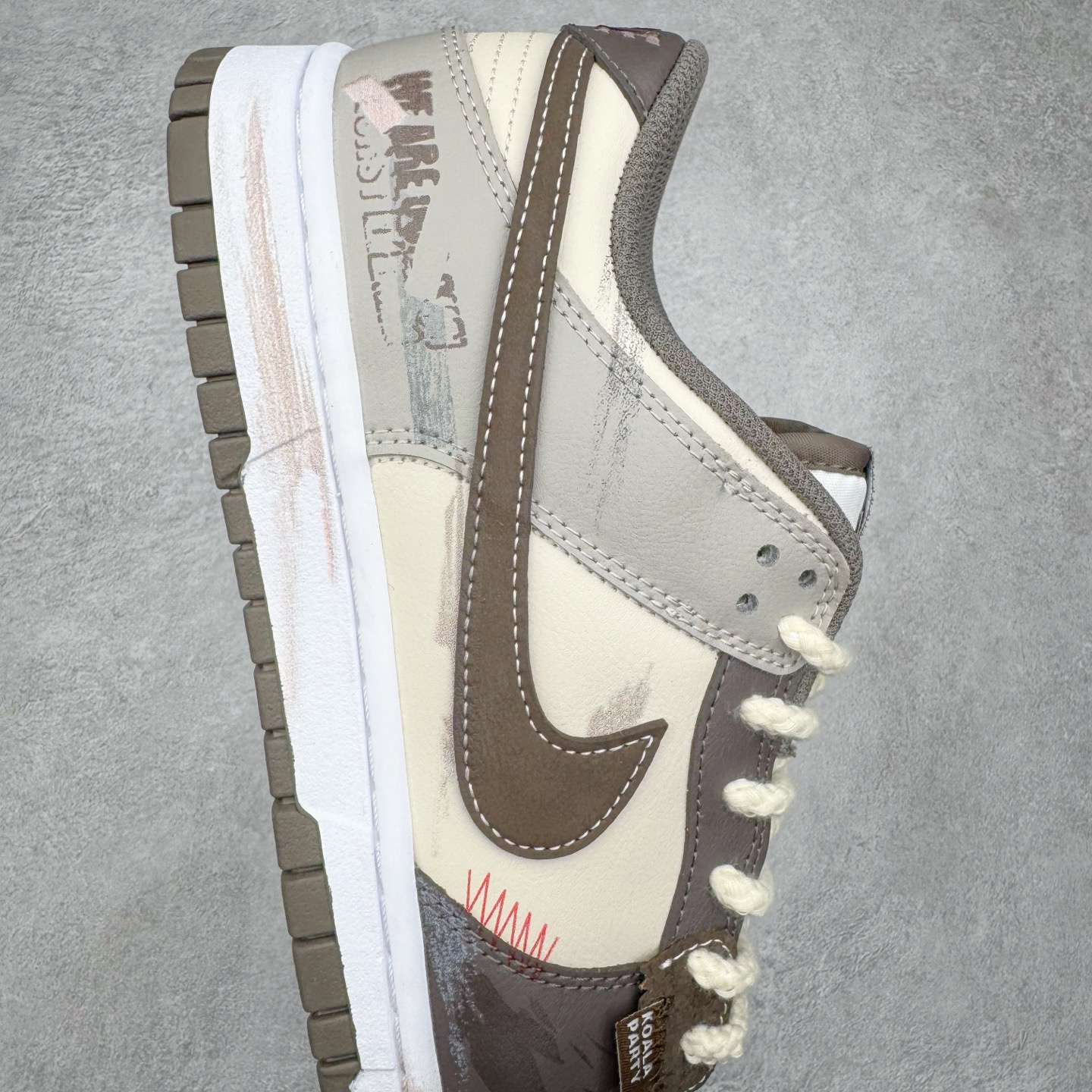 图片[6]-＃YC纯原 NK Dunk Low 二手日落 HF5441-111 当浅米色主调邂逅深灰与棕的层次，宛如黄昏被复刻在鞋面之上，深棕Swoosh划破宁静如暮色降临，棕褐细节点缀恰似夕阳最后一缕光，令黄昏的慵懒与潮酷并存。做旧中底与磨损胶边诉说时光沉淀的酷感，每一步都踩在复古与潮流的交汇点。旧时光的味道，新世代的表达，以磨损感设计致敬经典，用低饱和度配色拿捏氛围。定制系列天花板 无原鞋不开发 全系列得物原鞋一比一校对开发 配色持续更新中 终端对接 优势输出 全套原厂楦头原纸板数据档案倾力打造 原汁原味莞产 极致还原 圈内最强针车工艺 高端零售指定版 广东原厂配套原盒原标 鞋盒分三个尺码段 原厂冲刀 超高清洁度 全鞋零毛边皮料切割 采用原厂百宏鞋带以及原厂百宏织唛舌标 内标可供原厂几率过验 进口原装条纹中底布 四线拉帮白色点胶 原厂拉帮手法遵循公司 原厂电绣 极致还原 尺码：36 36.5 37.5 38 38.5 39 40 40.5 41 42 42.5 43 44 44.5 45 46-选品中心