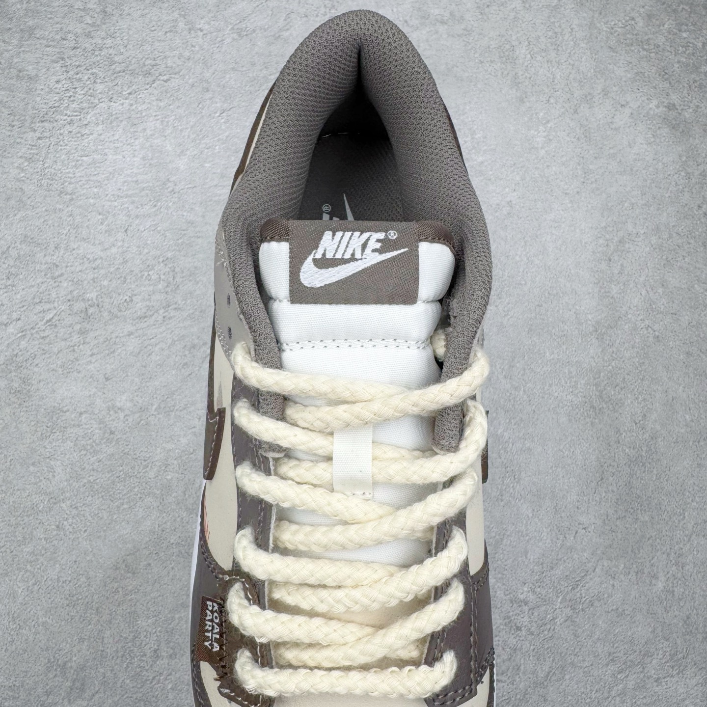 图片[5]-＃YC纯原 NK Dunk Low 二手日落 HF5441-111 当浅米色主调邂逅深灰与棕的层次，宛如黄昏被复刻在鞋面之上，深棕Swoosh划破宁静如暮色降临，棕褐细节点缀恰似夕阳最后一缕光，令黄昏的慵懒与潮酷并存。做旧中底与磨损胶边诉说时光沉淀的酷感，每一步都踩在复古与潮流的交汇点。旧时光的味道，新世代的表达，以磨损感设计致敬经典，用低饱和度配色拿捏氛围。定制系列天花板 无原鞋不开发 全系列得物原鞋一比一校对开发 配色持续更新中 终端对接 优势输出 全套原厂楦头原纸板数据档案倾力打造 原汁原味莞产 极致还原 圈内最强针车工艺 高端零售指定版 广东原厂配套原盒原标 鞋盒分三个尺码段 原厂冲刀 超高清洁度 全鞋零毛边皮料切割 采用原厂百宏鞋带以及原厂百宏织唛舌标 内标可供原厂几率过验 进口原装条纹中底布 四线拉帮白色点胶 原厂拉帮手法遵循公司 原厂电绣 极致还原 尺码：36 36.5 37.5 38 38.5 39 40 40.5 41 42 42.5 43 44 44.5 45 46-选品中心