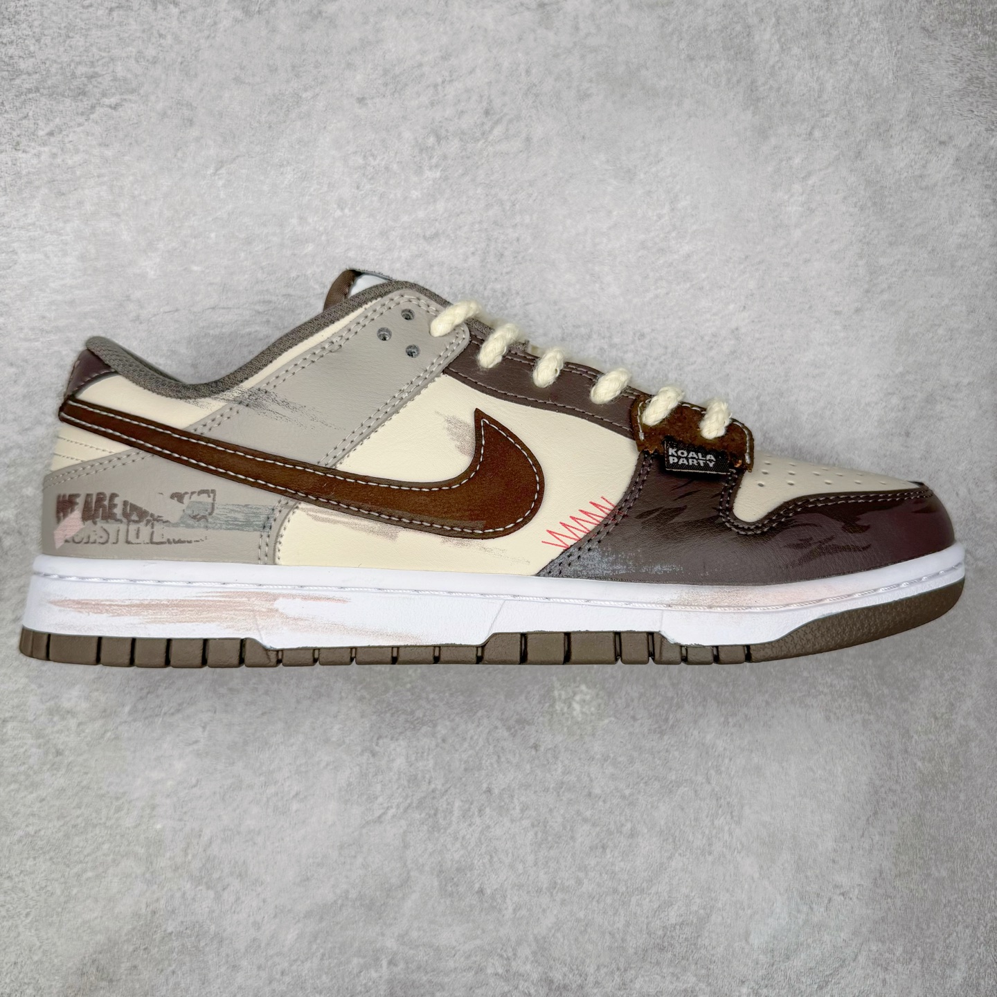 ＃YC纯原 NK Dunk Low 二手日落 HF5441-111 当浅米色主调邂逅深灰与棕的层次，宛如黄昏被复刻在鞋面之上，深棕Swoosh划破宁静如暮色降临，棕褐细节点缀恰似夕阳最后一缕光，令黄昏的慵懒与潮酷并存。做旧中底与磨损胶边诉说时光沉淀的酷感，每一步都踩在复古与潮流的交汇点。旧时光的味道，新世代的表达，以磨损感设计致敬经典，用低饱和度配色拿捏氛围。定制系列天花板 无原鞋不开发 全系列得物原鞋一比一校对开发 配色持续更新中 终端对接 优势输出 全套原厂楦头原纸板数据档案倾力打造 原汁原味莞产 极致还原 圈内最强针车工艺 高端零售指定版 广东原厂配套原盒原标 鞋盒分三个尺码段 原厂冲刀 超高清洁度 全鞋零毛边皮料切割 采用原厂百宏鞋带以及原厂百宏织唛舌标 内标可供原厂几率过验 进口原装条纹中底布 四线拉帮白色点胶 原厂拉帮手法遵循公司 原厂电绣 极致还原 尺码：36 36.5 37.5 38 38.5 39 40 40.5 41 42 42.5 43 44 44.5 45 46-选品中心