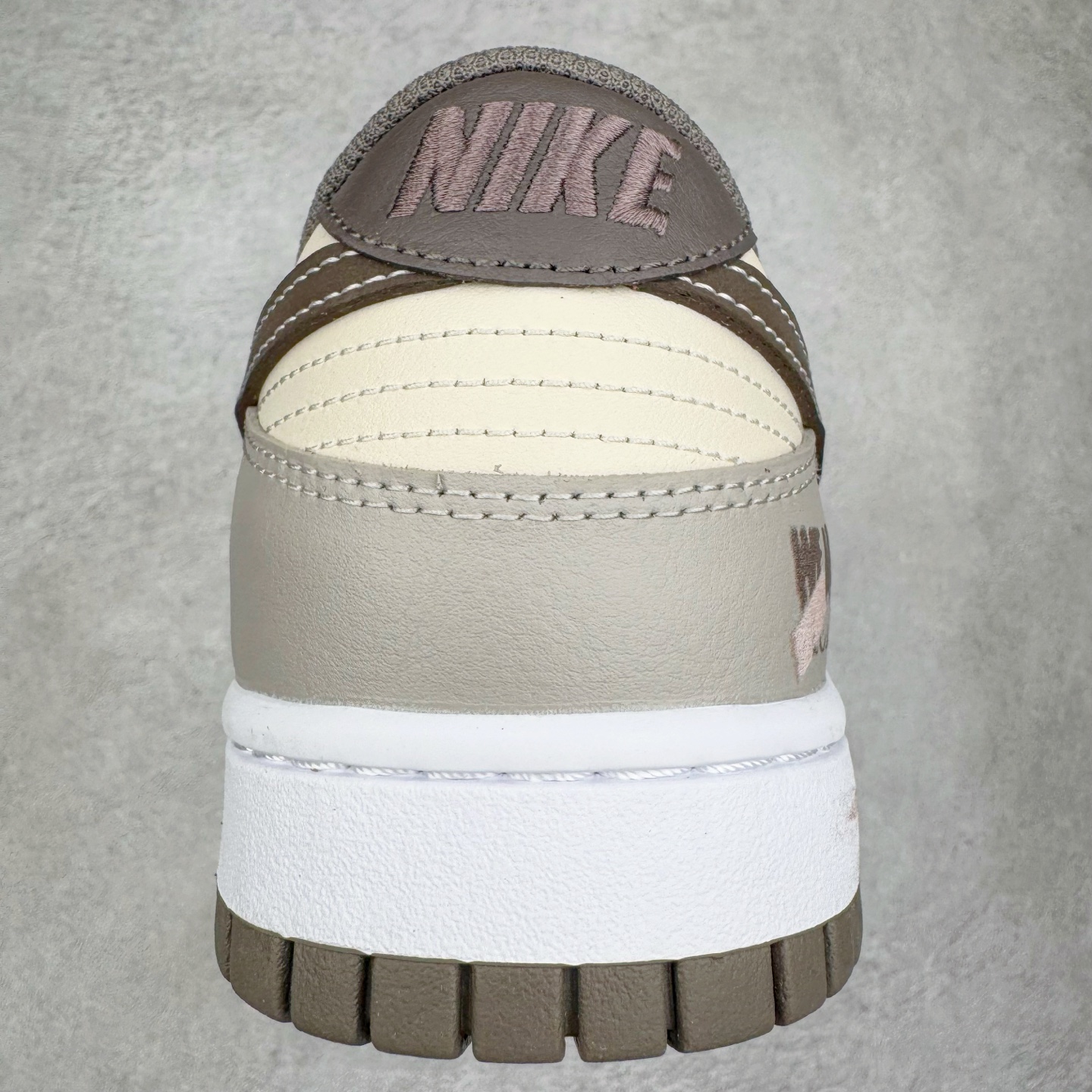 图片[8]-＃YC纯原 NK Dunk Low 二手日落 HF5441-111 当浅米色主调邂逅深灰与棕的层次，宛如黄昏被复刻在鞋面之上，深棕Swoosh划破宁静如暮色降临，棕褐细节点缀恰似夕阳最后一缕光，令黄昏的慵懒与潮酷并存。做旧中底与磨损胶边诉说时光沉淀的酷感，每一步都踩在复古与潮流的交汇点。旧时光的味道，新世代的表达，以磨损感设计致敬经典，用低饱和度配色拿捏氛围。定制系列天花板 无原鞋不开发 全系列得物原鞋一比一校对开发 配色持续更新中 终端对接 优势输出 全套原厂楦头原纸板数据档案倾力打造 原汁原味莞产 极致还原 圈内最强针车工艺 高端零售指定版 广东原厂配套原盒原标 鞋盒分三个尺码段 原厂冲刀 超高清洁度 全鞋零毛边皮料切割 采用原厂百宏鞋带以及原厂百宏织唛舌标 内标可供原厂几率过验 进口原装条纹中底布 四线拉帮白色点胶 原厂拉帮手法遵循公司 原厂电绣 极致还原 尺码：36 36.5 37.5 38 38.5 39 40 40.5 41 42 42.5 43 44 44.5 45 46-选品中心