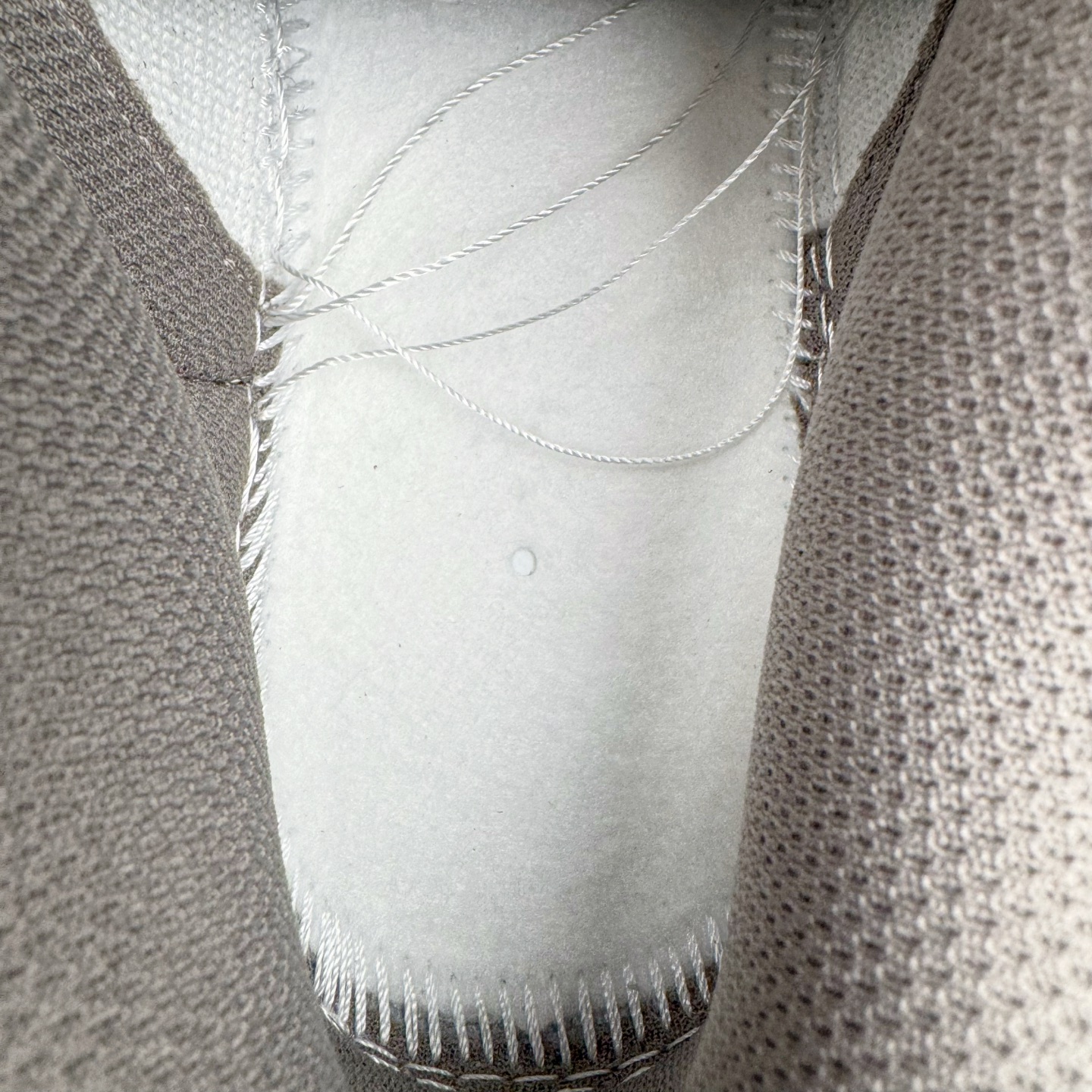 图片[11]-＃YC纯原 NK Dunk Low 二手日落 HF5441-111 当浅米色主调邂逅深灰与棕的层次，宛如黄昏被复刻在鞋面之上，深棕Swoosh划破宁静如暮色降临，棕褐细节点缀恰似夕阳最后一缕光，令黄昏的慵懒与潮酷并存。做旧中底与磨损胶边诉说时光沉淀的酷感，每一步都踩在复古与潮流的交汇点。旧时光的味道，新世代的表达，以磨损感设计致敬经典，用低饱和度配色拿捏氛围。定制系列天花板 无原鞋不开发 全系列得物原鞋一比一校对开发 配色持续更新中 终端对接 优势输出 全套原厂楦头原纸板数据档案倾力打造 原汁原味莞产 极致还原 圈内最强针车工艺 高端零售指定版 广东原厂配套原盒原标 鞋盒分三个尺码段 原厂冲刀 超高清洁度 全鞋零毛边皮料切割 采用原厂百宏鞋带以及原厂百宏织唛舌标 内标可供原厂几率过验 进口原装条纹中底布 四线拉帮白色点胶 原厂拉帮手法遵循公司 原厂电绣 极致还原 尺码：36 36.5 37.5 38 38.5 39 40 40.5 41 42 42.5 43 44 44.5 45 46-选品中心