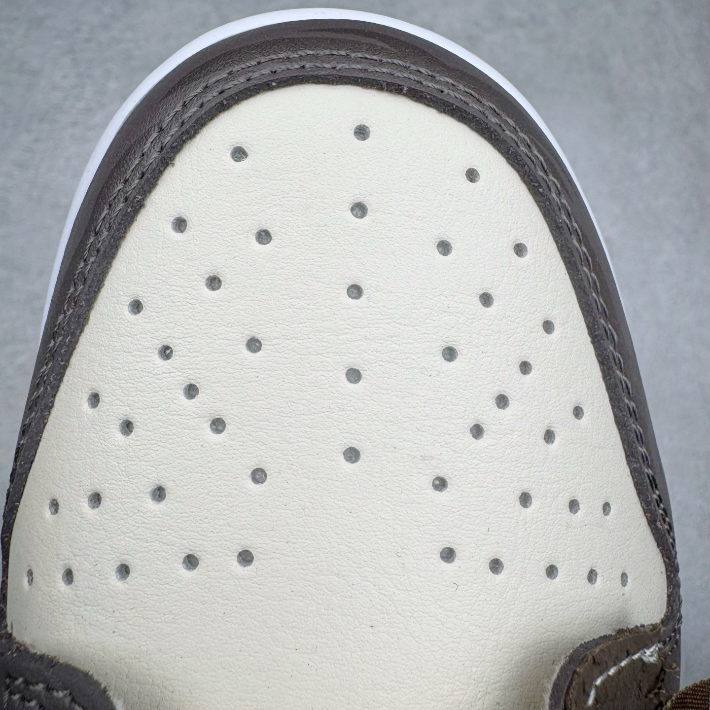 图片[15]-＃YC纯原 NK Dunk Low 二手日落 HF5441-111 当浅米色主调邂逅深灰与棕的层次，宛如黄昏被复刻在鞋面之上，深棕Swoosh划破宁静如暮色降临，棕褐细节点缀恰似夕阳最后一缕光，令黄昏的慵懒与潮酷并存。做旧中底与磨损胶边诉说时光沉淀的酷感，每一步都踩在复古与潮流的交汇点。旧时光的味道，新世代的表达，以磨损感设计致敬经典，用低饱和度配色拿捏氛围。定制系列天花板 无原鞋不开发 全系列得物原鞋一比一校对开发 配色持续更新中 终端对接 优势输出 全套原厂楦头原纸板数据档案倾力打造 原汁原味莞产 极致还原 圈内最强针车工艺 高端零售指定版 广东原厂配套原盒原标 鞋盒分三个尺码段 原厂冲刀 超高清洁度 全鞋零毛边皮料切割 采用原厂百宏鞋带以及原厂百宏织唛舌标 内标可供原厂几率过验 进口原装条纹中底布 四线拉帮白色点胶 原厂拉帮手法遵循公司 原厂电绣 极致还原 尺码：36 36.5 37.5 38 38.5 39 40 40.5 41 42 42.5 43 44 44.5 45 46-选品中心