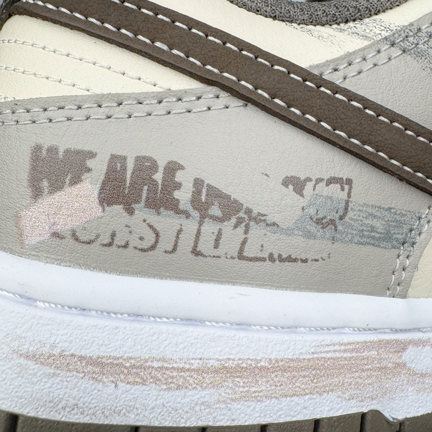 图片[16]-＃YC纯原 NK Dunk Low 二手日落 HF5441-111 当浅米色主调邂逅深灰与棕的层次，宛如黄昏被复刻在鞋面之上，深棕Swoosh划破宁静如暮色降临，棕褐细节点缀恰似夕阳最后一缕光，令黄昏的慵懒与潮酷并存。做旧中底与磨损胶边诉说时光沉淀的酷感，每一步都踩在复古与潮流的交汇点。旧时光的味道，新世代的表达，以磨损感设计致敬经典，用低饱和度配色拿捏氛围。定制系列天花板 无原鞋不开发 全系列得物原鞋一比一校对开发 配色持续更新中 终端对接 优势输出 全套原厂楦头原纸板数据档案倾力打造 原汁原味莞产 极致还原 圈内最强针车工艺 高端零售指定版 广东原厂配套原盒原标 鞋盒分三个尺码段 原厂冲刀 超高清洁度 全鞋零毛边皮料切割 采用原厂百宏鞋带以及原厂百宏织唛舌标 内标可供原厂几率过验 进口原装条纹中底布 四线拉帮白色点胶 原厂拉帮手法遵循公司 原厂电绣 极致还原 尺码：36 36.5 37.5 38 38.5 39 40 40.5 41 42 42.5 43 44 44.5 45 46-选品中心