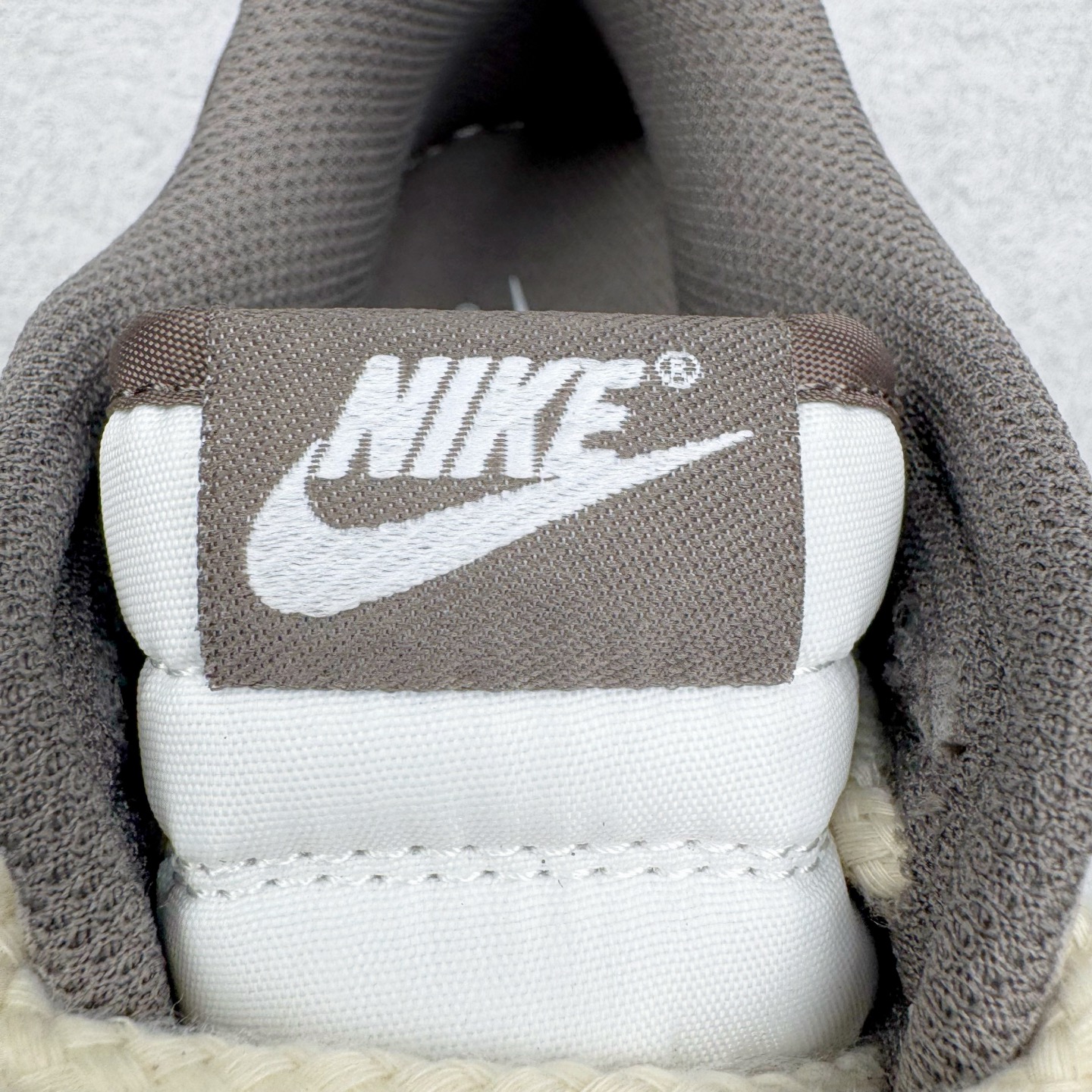 图片[14]-＃YC纯原 NK Dunk Low 二手日落 HF5441-111 当浅米色主调邂逅深灰与棕的层次，宛如黄昏被复刻在鞋面之上，深棕Swoosh划破宁静如暮色降临，棕褐细节点缀恰似夕阳最后一缕光，令黄昏的慵懒与潮酷并存。做旧中底与磨损胶边诉说时光沉淀的酷感，每一步都踩在复古与潮流的交汇点。旧时光的味道，新世代的表达，以磨损感设计致敬经典，用低饱和度配色拿捏氛围。定制系列天花板 无原鞋不开发 全系列得物原鞋一比一校对开发 配色持续更新中 终端对接 优势输出 全套原厂楦头原纸板数据档案倾力打造 原汁原味莞产 极致还原 圈内最强针车工艺 高端零售指定版 广东原厂配套原盒原标 鞋盒分三个尺码段 原厂冲刀 超高清洁度 全鞋零毛边皮料切割 采用原厂百宏鞋带以及原厂百宏织唛舌标 内标可供原厂几率过验 进口原装条纹中底布 四线拉帮白色点胶 原厂拉帮手法遵循公司 原厂电绣 极致还原 尺码：36 36.5 37.5 38 38.5 39 40 40.5 41 42 42.5 43 44 44.5 45 46-选品中心