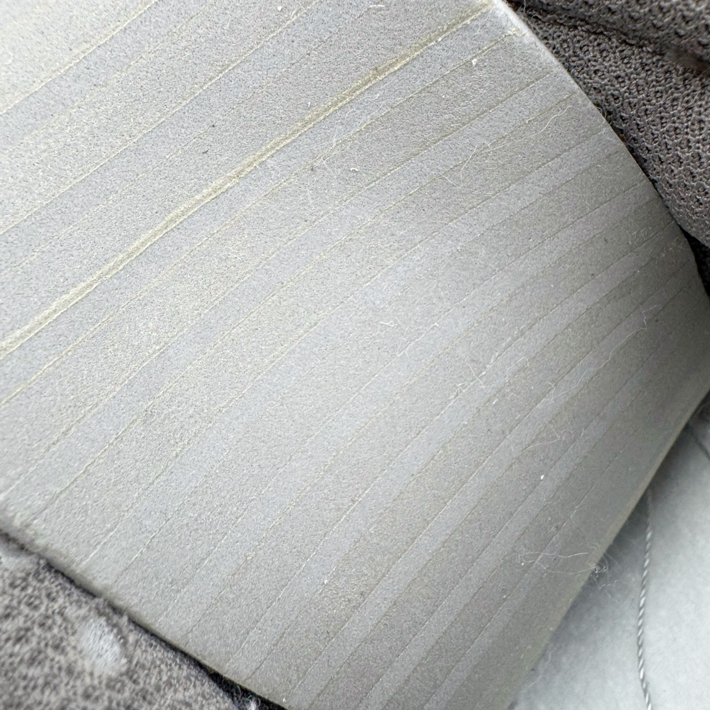 图片[12]-＃YC纯原 NK Dunk Low 二手日落 HF5441-111 当浅米色主调邂逅深灰与棕的层次，宛如黄昏被复刻在鞋面之上，深棕Swoosh划破宁静如暮色降临，棕褐细节点缀恰似夕阳最后一缕光，令黄昏的慵懒与潮酷并存。做旧中底与磨损胶边诉说时光沉淀的酷感，每一步都踩在复古与潮流的交汇点。旧时光的味道，新世代的表达，以磨损感设计致敬经典，用低饱和度配色拿捏氛围。定制系列天花板 无原鞋不开发 全系列得物原鞋一比一校对开发 配色持续更新中 终端对接 优势输出 全套原厂楦头原纸板数据档案倾力打造 原汁原味莞产 极致还原 圈内最强针车工艺 高端零售指定版 广东原厂配套原盒原标 鞋盒分三个尺码段 原厂冲刀 超高清洁度 全鞋零毛边皮料切割 采用原厂百宏鞋带以及原厂百宏织唛舌标 内标可供原厂几率过验 进口原装条纹中底布 四线拉帮白色点胶 原厂拉帮手法遵循公司 原厂电绣 极致还原 尺码：36 36.5 37.5 38 38.5 39 40 40.5 41 42 42.5 43 44 44.5 45 46-选品中心