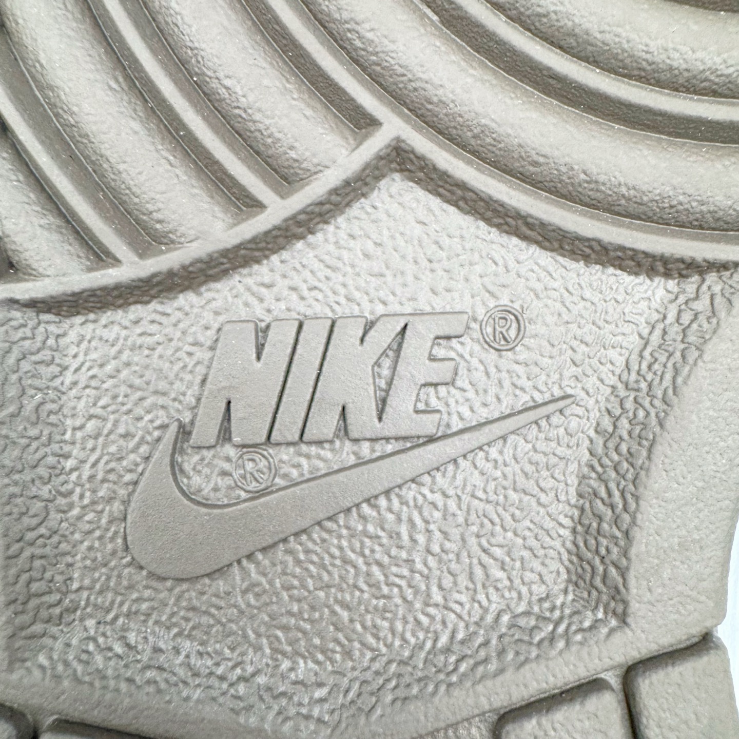 图片[19]-＃YC纯原 NK Dunk Low 二手日落 HF5441-111 当浅米色主调邂逅深灰与棕的层次，宛如黄昏被复刻在鞋面之上，深棕Swoosh划破宁静如暮色降临，棕褐细节点缀恰似夕阳最后一缕光，令黄昏的慵懒与潮酷并存。做旧中底与磨损胶边诉说时光沉淀的酷感，每一步都踩在复古与潮流的交汇点。旧时光的味道，新世代的表达，以磨损感设计致敬经典，用低饱和度配色拿捏氛围。定制系列天花板 无原鞋不开发 全系列得物原鞋一比一校对开发 配色持续更新中 终端对接 优势输出 全套原厂楦头原纸板数据档案倾力打造 原汁原味莞产 极致还原 圈内最强针车工艺 高端零售指定版 广东原厂配套原盒原标 鞋盒分三个尺码段 原厂冲刀 超高清洁度 全鞋零毛边皮料切割 采用原厂百宏鞋带以及原厂百宏织唛舌标 内标可供原厂几率过验 进口原装条纹中底布 四线拉帮白色点胶 原厂拉帮手法遵循公司 原厂电绣 极致还原 尺码：36 36.5 37.5 38 38.5 39 40 40.5 41 42 42.5 43 44 44.5 45 46-选品中心