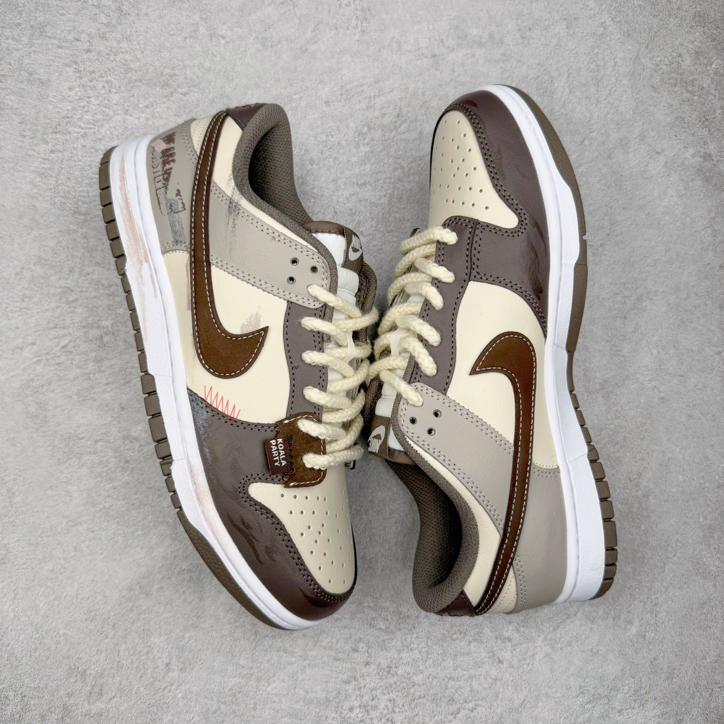 图片[3]-＃YC纯原 NK Dunk Low 二手日落 HF5441-111 当浅米色主调邂逅深灰与棕的层次，宛如黄昏被复刻在鞋面之上，深棕Swoosh划破宁静如暮色降临，棕褐细节点缀恰似夕阳最后一缕光，令黄昏的慵懒与潮酷并存。做旧中底与磨损胶边诉说时光沉淀的酷感，每一步都踩在复古与潮流的交汇点。旧时光的味道，新世代的表达，以磨损感设计致敬经典，用低饱和度配色拿捏氛围。定制系列天花板 无原鞋不开发 全系列得物原鞋一比一校对开发 配色持续更新中 终端对接 优势输出 全套原厂楦头原纸板数据档案倾力打造 原汁原味莞产 极致还原 圈内最强针车工艺 高端零售指定版 广东原厂配套原盒原标 鞋盒分三个尺码段 原厂冲刀 超高清洁度 全鞋零毛边皮料切割 采用原厂百宏鞋带以及原厂百宏织唛舌标 内标可供原厂几率过验 进口原装条纹中底布 四线拉帮白色点胶 原厂拉帮手法遵循公司 原厂电绣 极致还原 尺码：36 36.5 37.5 38 38.5 39 40 40.5 41 42 42.5 43 44 44.5 45 46-选品中心