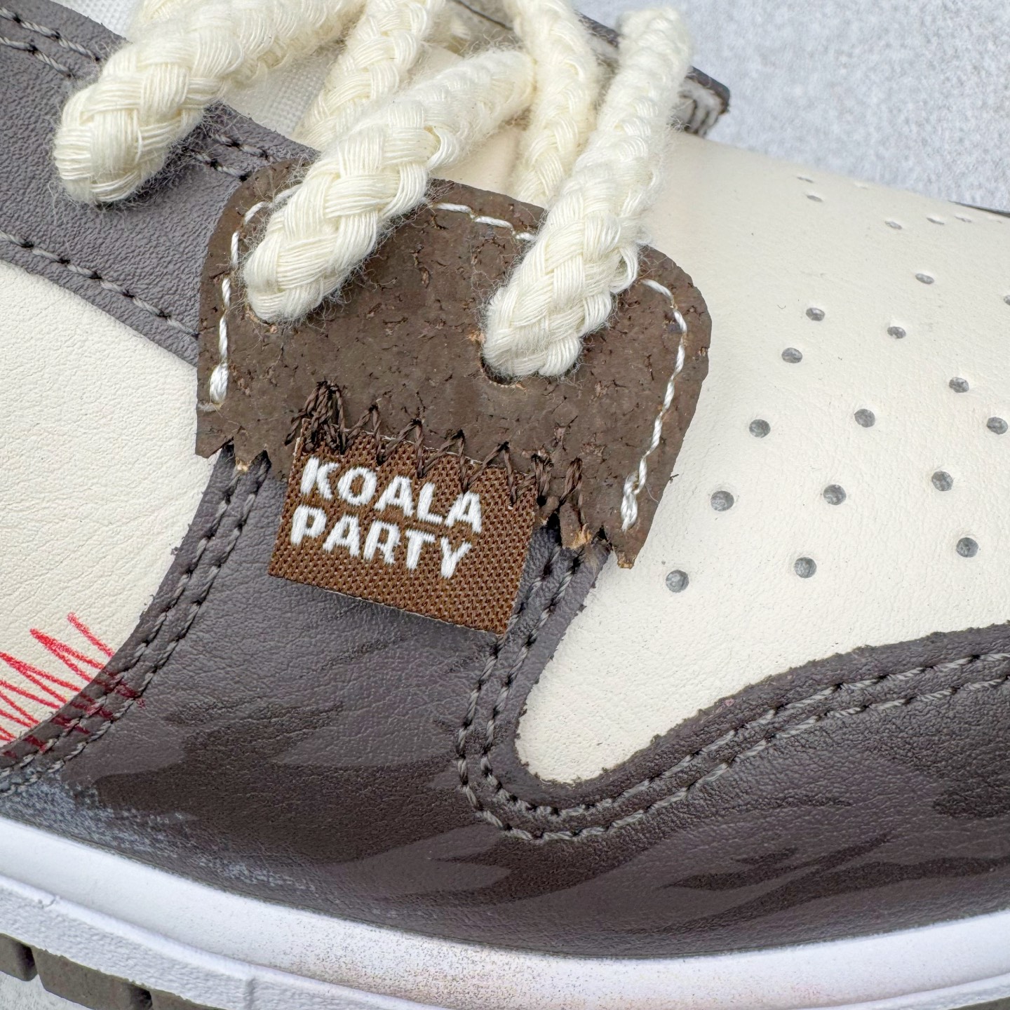 图片[18]-＃YC纯原 NK Dunk Low 二手日落 HF5441-111 当浅米色主调邂逅深灰与棕的层次，宛如黄昏被复刻在鞋面之上，深棕Swoosh划破宁静如暮色降临，棕褐细节点缀恰似夕阳最后一缕光，令黄昏的慵懒与潮酷并存。做旧中底与磨损胶边诉说时光沉淀的酷感，每一步都踩在复古与潮流的交汇点。旧时光的味道，新世代的表达，以磨损感设计致敬经典，用低饱和度配色拿捏氛围。定制系列天花板 无原鞋不开发 全系列得物原鞋一比一校对开发 配色持续更新中 终端对接 优势输出 全套原厂楦头原纸板数据档案倾力打造 原汁原味莞产 极致还原 圈内最强针车工艺 高端零售指定版 广东原厂配套原盒原标 鞋盒分三个尺码段 原厂冲刀 超高清洁度 全鞋零毛边皮料切割 采用原厂百宏鞋带以及原厂百宏织唛舌标 内标可供原厂几率过验 进口原装条纹中底布 四线拉帮白色点胶 原厂拉帮手法遵循公司 原厂电绣 极致还原 尺码：36 36.5 37.5 38 38.5 39 40 40.5 41 42 42.5 43 44 44.5 45 46-选品中心