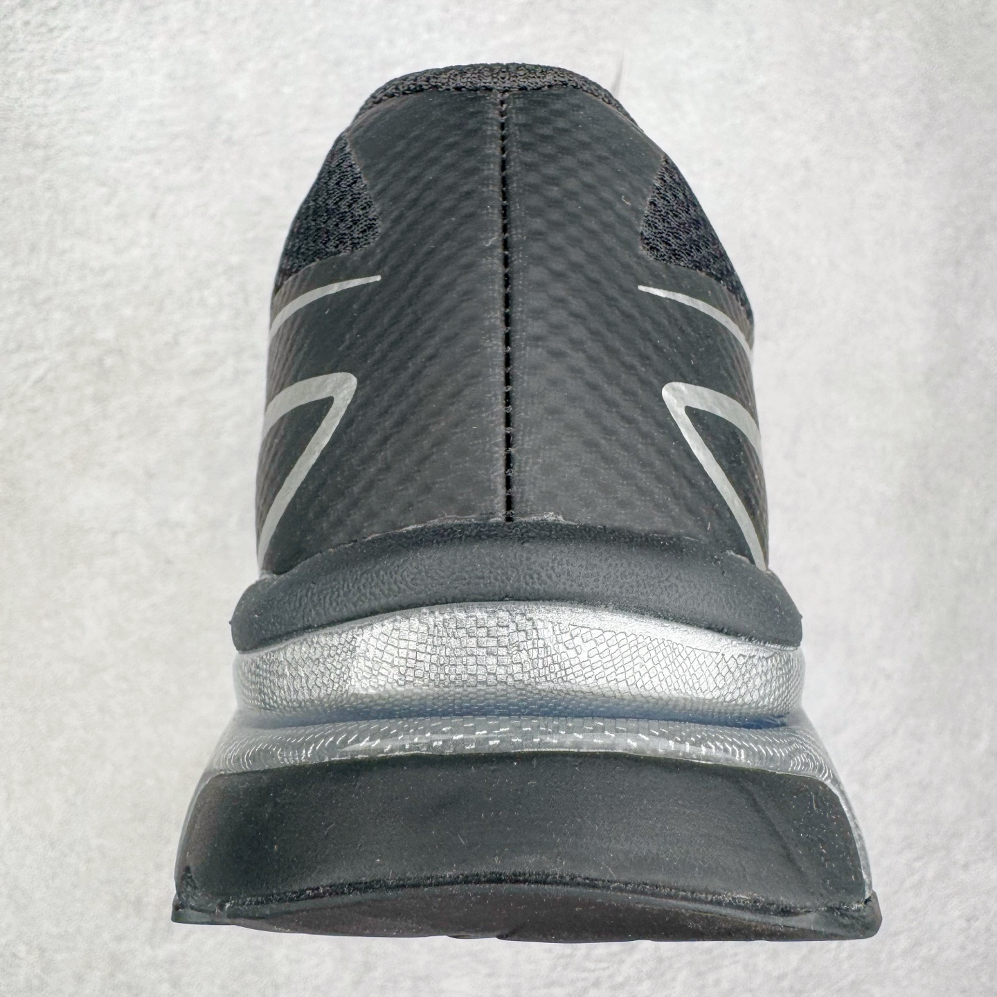 图片[8]-＃GX/绿X MM6 Maison Margiela x SALOMON XT-6 萨洛蒙联名系列低帮城市越野机能透气休闲运动鞋 鞋舌处附有迷你网眼袋收纳鞋绳以及下方的多色 Logo 标签 接着搭载奶油色 ACS 技术中底以及金色 TPU 塑料部件提升鞋款耐用性 中底与鞋面之间饰有海蓝色条状细节有效增添鞋款层次 最后应用黑色 Contragrip Chevron 外底完成鞋款设计 这次配色颇为高调 两款配色均以绚丽的渐变设计呈现 一款以粉紫渐变主打 另一款以黄绿渐变呈现 视觉效果相当吸睛 鞋面的使用玻璃纤维覆盖物加固 并通过细绳扣系带系统进行锁定 Salomon 的品牌logo 出现在脚后跟和前掌部位 中底虽然偏薄 但非常耐用 与模压塑料ACS 框架以及致密AC2 Muscle 鞋底单元结合 能够提供出色的支撑力和缓冲性 尺码：36 36.5 37.5 38 38.5 39 40 40.5 41 42 42.5 43 44 44.5 45 46.5-选品中心