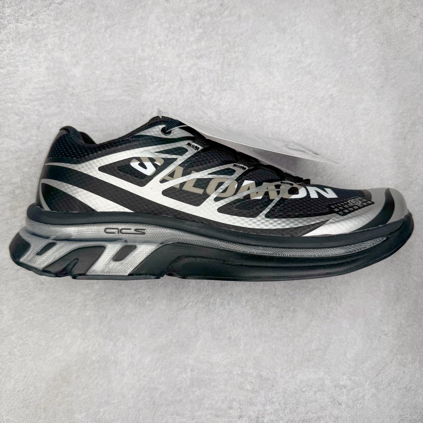 ＃GX/绿X MM6 Maison Margiela x SALOMON XT-6 萨洛蒙联名系列低帮城市越野机能透气休闲运动鞋 鞋舌处附有迷你网眼袋收纳鞋绳以及下方的多色 Logo 标签 接着搭载奶油色 ACS 技术中底以及金色 TPU 塑料部件提升鞋款耐用性 中底与鞋面之间饰有海蓝色条状细节有效增添鞋款层次 最后应用黑色 Contragrip Chevron 外底完成鞋款设计 这次配色颇为高调 两款配色均以绚丽的渐变设计呈现 一款以粉紫渐变主打 另一款以黄绿渐变呈现 视觉效果相当吸睛 鞋面的使用玻璃纤维覆盖物加固 并通过细绳扣系带系统进行锁定 Salomon 的品牌logo 出现在脚后跟和前掌部位 中底虽然偏薄 但非常耐用 与模压塑料ACS 框架以及致密AC2 Muscle 鞋底单元结合 能够提供出色的支撑力和缓冲性 尺码：36 36.5 37.5 38 38.5 39 40 40.5 41 42 42.5 43 44 44.5 45 46.5-选品中心