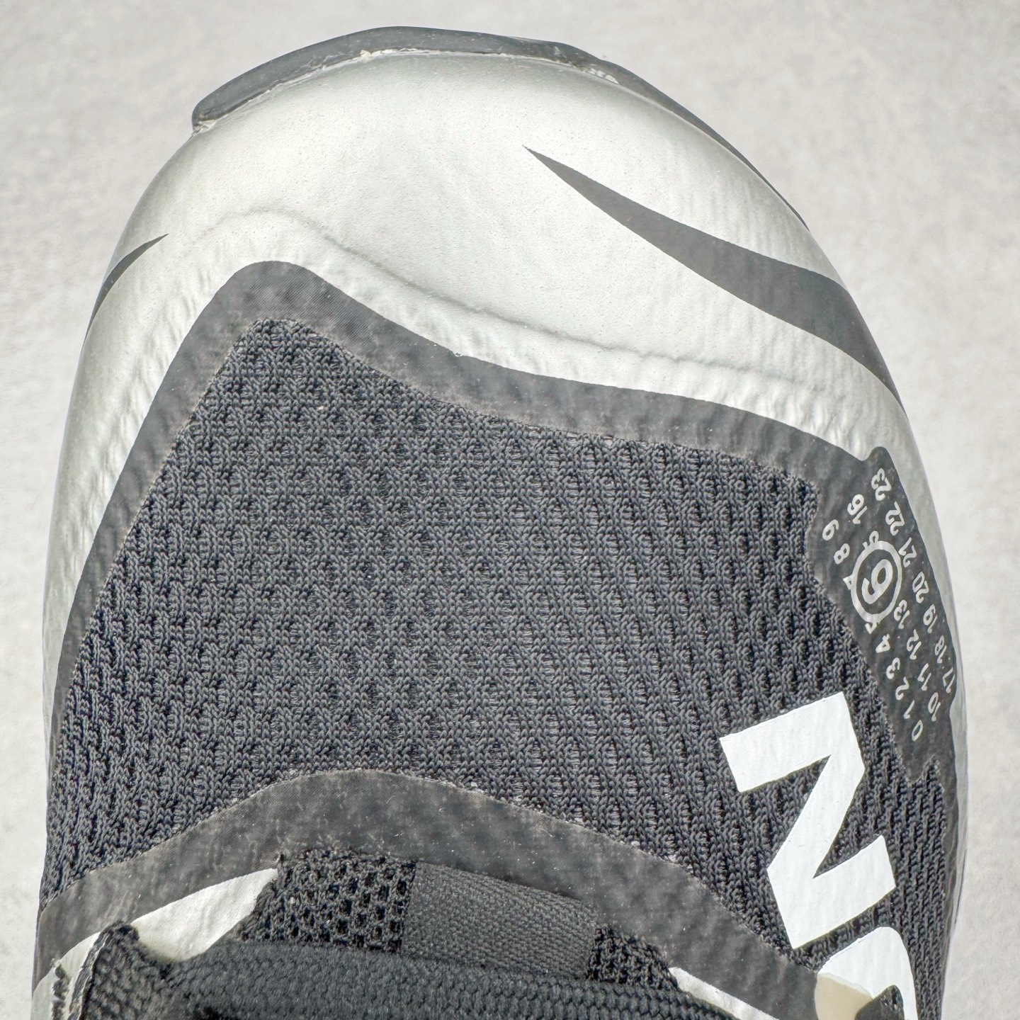 图片[14]-＃GX/绿X MM6 Maison Margiela x SALOMON XT-6 萨洛蒙联名系列低帮城市越野机能透气休闲运动鞋 鞋舌处附有迷你网眼袋收纳鞋绳以及下方的多色 Logo 标签 接着搭载奶油色 ACS 技术中底以及金色 TPU 塑料部件提升鞋款耐用性 中底与鞋面之间饰有海蓝色条状细节有效增添鞋款层次 最后应用黑色 Contragrip Chevron 外底完成鞋款设计 这次配色颇为高调 两款配色均以绚丽的渐变设计呈现 一款以粉紫渐变主打 另一款以黄绿渐变呈现 视觉效果相当吸睛 鞋面的使用玻璃纤维覆盖物加固 并通过细绳扣系带系统进行锁定 Salomon 的品牌logo 出现在脚后跟和前掌部位 中底虽然偏薄 但非常耐用 与模压塑料ACS 框架以及致密AC2 Muscle 鞋底单元结合 能够提供出色的支撑力和缓冲性 尺码：36 36.5 37.5 38 38.5 39 40 40.5 41 42 42.5 43 44 44.5 45 46.5-选品中心