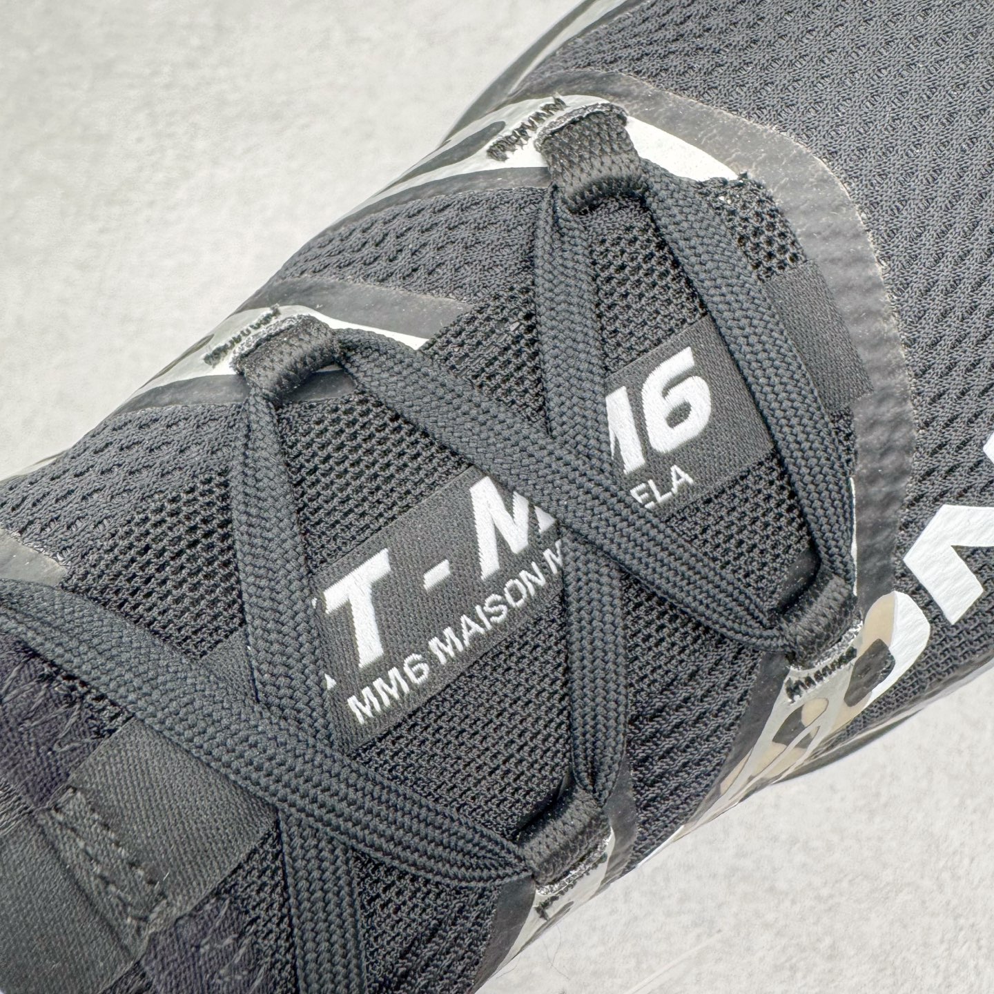 图片[15]-＃GX/绿X MM6 Maison Margiela x SALOMON XT-6 萨洛蒙联名系列低帮城市越野机能透气休闲运动鞋 鞋舌处附有迷你网眼袋收纳鞋绳以及下方的多色 Logo 标签 接着搭载奶油色 ACS 技术中底以及金色 TPU 塑料部件提升鞋款耐用性 中底与鞋面之间饰有海蓝色条状细节有效增添鞋款层次 最后应用黑色 Contragrip Chevron 外底完成鞋款设计 这次配色颇为高调 两款配色均以绚丽的渐变设计呈现 一款以粉紫渐变主打 另一款以黄绿渐变呈现 视觉效果相当吸睛 鞋面的使用玻璃纤维覆盖物加固 并通过细绳扣系带系统进行锁定 Salomon 的品牌logo 出现在脚后跟和前掌部位 中底虽然偏薄 但非常耐用 与模压塑料ACS 框架以及致密AC2 Muscle 鞋底单元结合 能够提供出色的支撑力和缓冲性 尺码：36 36.5 37.5 38 38.5 39 40 40.5 41 42 42.5 43 44 44.5 45 46.5-选品中心