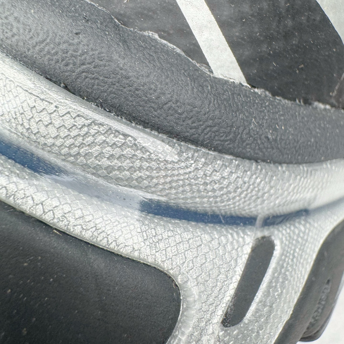 图片[17]-＃GX/绿X MM6 Maison Margiela x SALOMON XT-6 萨洛蒙联名系列低帮城市越野机能透气休闲运动鞋 鞋舌处附有迷你网眼袋收纳鞋绳以及下方的多色 Logo 标签 接着搭载奶油色 ACS 技术中底以及金色 TPU 塑料部件提升鞋款耐用性 中底与鞋面之间饰有海蓝色条状细节有效增添鞋款层次 最后应用黑色 Contragrip Chevron 外底完成鞋款设计 这次配色颇为高调 两款配色均以绚丽的渐变设计呈现 一款以粉紫渐变主打 另一款以黄绿渐变呈现 视觉效果相当吸睛 鞋面的使用玻璃纤维覆盖物加固 并通过细绳扣系带系统进行锁定 Salomon 的品牌logo 出现在脚后跟和前掌部位 中底虽然偏薄 但非常耐用 与模压塑料ACS 框架以及致密AC2 Muscle 鞋底单元结合 能够提供出色的支撑力和缓冲性 尺码：36 36.5 37.5 38 38.5 39 40 40.5 41 42 42.5 43 44 44.5 45 46.5-选品中心