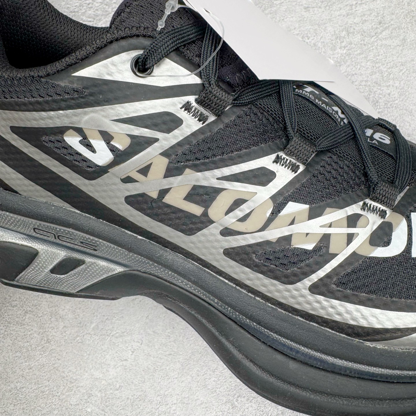 图片[18]-＃GX/绿X MM6 Maison Margiela x SALOMON XT-6 萨洛蒙联名系列低帮城市越野机能透气休闲运动鞋 鞋舌处附有迷你网眼袋收纳鞋绳以及下方的多色 Logo 标签 接着搭载奶油色 ACS 技术中底以及金色 TPU 塑料部件提升鞋款耐用性 中底与鞋面之间饰有海蓝色条状细节有效增添鞋款层次 最后应用黑色 Contragrip Chevron 外底完成鞋款设计 这次配色颇为高调 两款配色均以绚丽的渐变设计呈现 一款以粉紫渐变主打 另一款以黄绿渐变呈现 视觉效果相当吸睛 鞋面的使用玻璃纤维覆盖物加固 并通过细绳扣系带系统进行锁定 Salomon 的品牌logo 出现在脚后跟和前掌部位 中底虽然偏薄 但非常耐用 与模压塑料ACS 框架以及致密AC2 Muscle 鞋底单元结合 能够提供出色的支撑力和缓冲性 尺码：36 36.5 37.5 38 38.5 39 40 40.5 41 42 42.5 43 44 44.5 45 46.5-选品中心