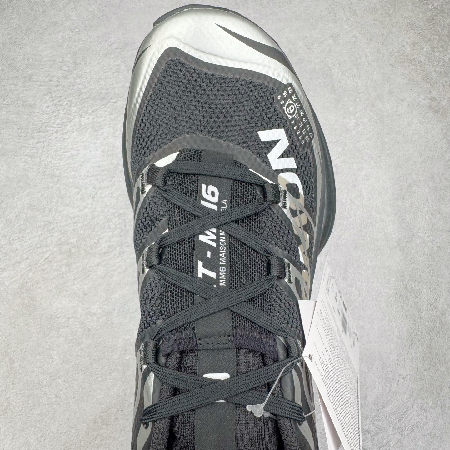 图片[4]-＃GX/绿X MM6 Maison Margiela x SALOMON XT-6 萨洛蒙联名系列低帮城市越野机能透气休闲运动鞋 鞋舌处附有迷你网眼袋收纳鞋绳以及下方的多色 Logo 标签 接着搭载奶油色 ACS 技术中底以及金色 TPU 塑料部件提升鞋款耐用性 中底与鞋面之间饰有海蓝色条状细节有效增添鞋款层次 最后应用黑色 Contragrip Chevron 外底完成鞋款设计 这次配色颇为高调 两款配色均以绚丽的渐变设计呈现 一款以粉紫渐变主打 另一款以黄绿渐变呈现 视觉效果相当吸睛 鞋面的使用玻璃纤维覆盖物加固 并通过细绳扣系带系统进行锁定 Salomon 的品牌logo 出现在脚后跟和前掌部位 中底虽然偏薄 但非常耐用 与模压塑料ACS 框架以及致密AC2 Muscle 鞋底单元结合 能够提供出色的支撑力和缓冲性 尺码：36 36.5 37.5 38 38.5 39 40 40.5 41 42 42.5 43 44 44.5 45 46.5-选品中心