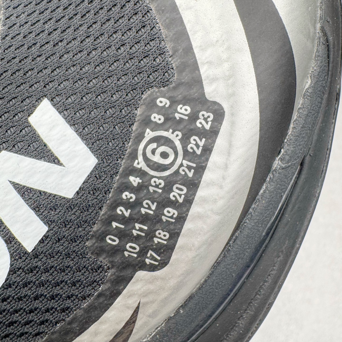 图片[16]-＃GX/绿X MM6 Maison Margiela x SALOMON XT-6 萨洛蒙联名系列低帮城市越野机能透气休闲运动鞋 鞋舌处附有迷你网眼袋收纳鞋绳以及下方的多色 Logo 标签 接着搭载奶油色 ACS 技术中底以及金色 TPU 塑料部件提升鞋款耐用性 中底与鞋面之间饰有海蓝色条状细节有效增添鞋款层次 最后应用黑色 Contragrip Chevron 外底完成鞋款设计 这次配色颇为高调 两款配色均以绚丽的渐变设计呈现 一款以粉紫渐变主打 另一款以黄绿渐变呈现 视觉效果相当吸睛 鞋面的使用玻璃纤维覆盖物加固 并通过细绳扣系带系统进行锁定 Salomon 的品牌logo 出现在脚后跟和前掌部位 中底虽然偏薄 但非常耐用 与模压塑料ACS 框架以及致密AC2 Muscle 鞋底单元结合 能够提供出色的支撑力和缓冲性 尺码：36 36.5 37.5 38 38.5 39 40 40.5 41 42 42.5 43 44 44.5 45 46.5-选品中心