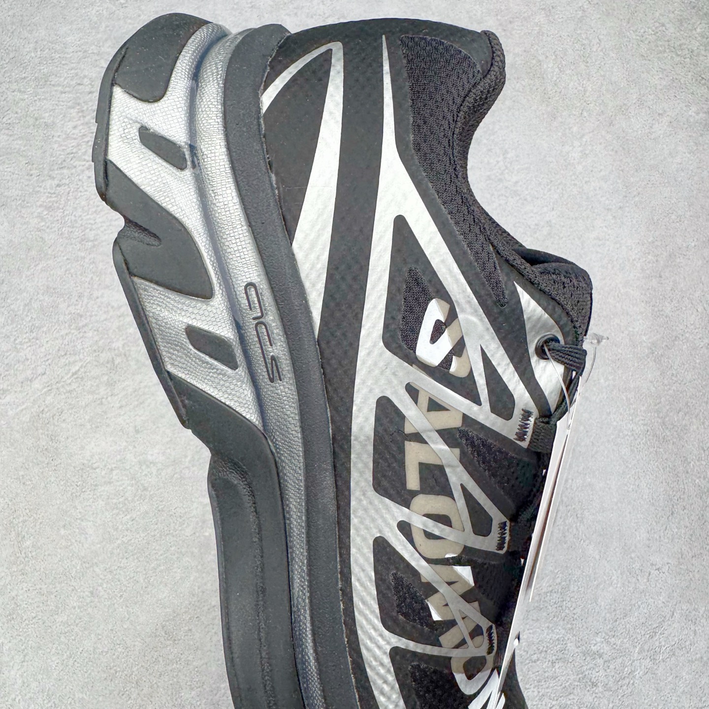 图片[6]-＃GX/绿X MM6 Maison Margiela x SALOMON XT-6 萨洛蒙联名系列低帮城市越野机能透气休闲运动鞋 鞋舌处附有迷你网眼袋收纳鞋绳以及下方的多色 Logo 标签 接着搭载奶油色 ACS 技术中底以及金色 TPU 塑料部件提升鞋款耐用性 中底与鞋面之间饰有海蓝色条状细节有效增添鞋款层次 最后应用黑色 Contragrip Chevron 外底完成鞋款设计 这次配色颇为高调 两款配色均以绚丽的渐变设计呈现 一款以粉紫渐变主打 另一款以黄绿渐变呈现 视觉效果相当吸睛 鞋面的使用玻璃纤维覆盖物加固 并通过细绳扣系带系统进行锁定 Salomon 的品牌logo 出现在脚后跟和前掌部位 中底虽然偏薄 但非常耐用 与模压塑料ACS 框架以及致密AC2 Muscle 鞋底单元结合 能够提供出色的支撑力和缓冲性 尺码：36 36.5 37.5 38 38.5 39 40 40.5 41 42 42.5 43 44 44.5 45 46.5-选品中心