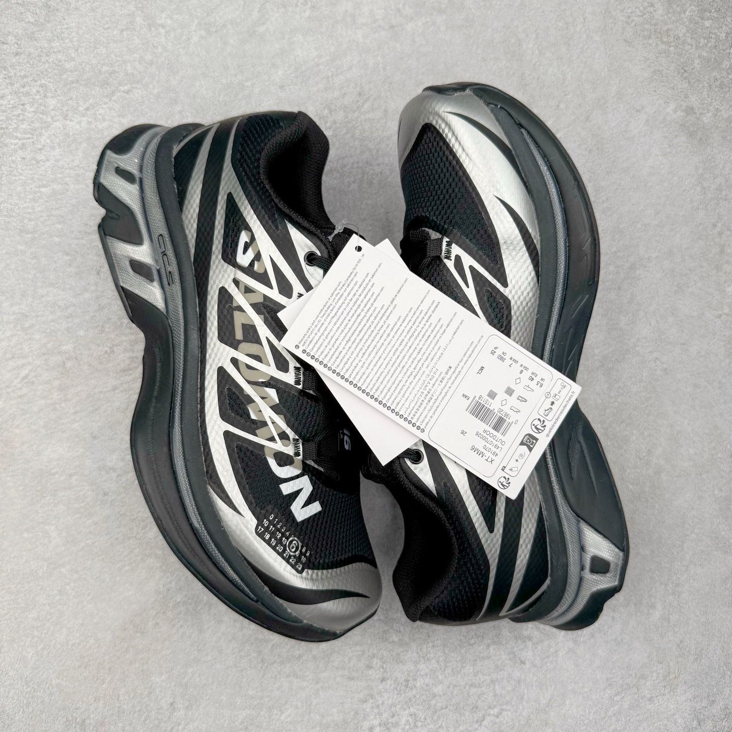 图片[3]-＃GX/绿X MM6 Maison Margiela x SALOMON XT-6 萨洛蒙联名系列低帮城市越野机能透气休闲运动鞋 鞋舌处附有迷你网眼袋收纳鞋绳以及下方的多色 Logo 标签 接着搭载奶油色 ACS 技术中底以及金色 TPU 塑料部件提升鞋款耐用性 中底与鞋面之间饰有海蓝色条状细节有效增添鞋款层次 最后应用黑色 Contragrip Chevron 外底完成鞋款设计 这次配色颇为高调 两款配色均以绚丽的渐变设计呈现 一款以粉紫渐变主打 另一款以黄绿渐变呈现 视觉效果相当吸睛 鞋面的使用玻璃纤维覆盖物加固 并通过细绳扣系带系统进行锁定 Salomon 的品牌logo 出现在脚后跟和前掌部位 中底虽然偏薄 但非常耐用 与模压塑料ACS 框架以及致密AC2 Muscle 鞋底单元结合 能够提供出色的支撑力和缓冲性 尺码：36 36.5 37.5 38 38.5 39 40 40.5 41 42 42.5 43 44 44.5 45 46.5-选品中心