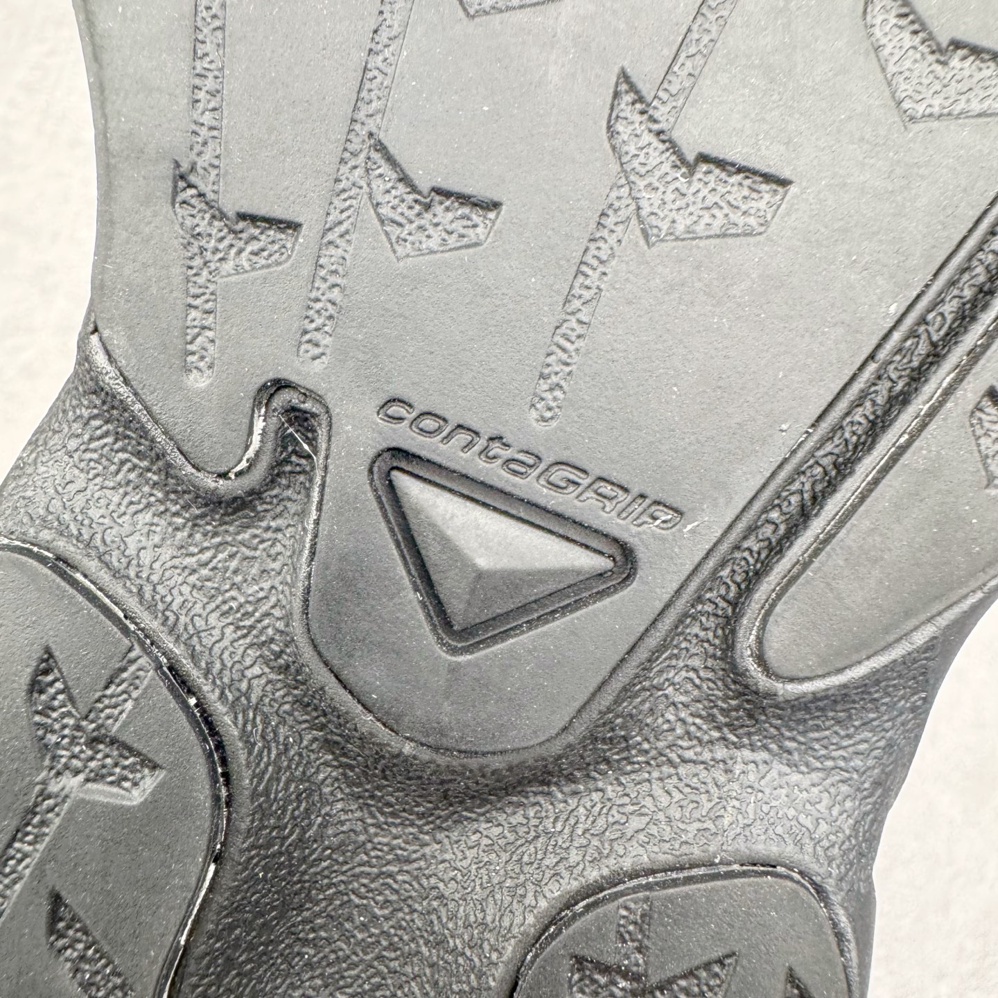 图片[20]-＃GX/绿X MM6 Maison Margiela x SALOMON XT-6 萨洛蒙联名系列低帮城市越野机能透气休闲运动鞋 鞋舌处附有迷你网眼袋收纳鞋绳以及下方的多色 Logo 标签 接着搭载奶油色 ACS 技术中底以及金色 TPU 塑料部件提升鞋款耐用性 中底与鞋面之间饰有海蓝色条状细节有效增添鞋款层次 最后应用黑色 Contragrip Chevron 外底完成鞋款设计 这次配色颇为高调 两款配色均以绚丽的渐变设计呈现 一款以粉紫渐变主打 另一款以黄绿渐变呈现 视觉效果相当吸睛 鞋面的使用玻璃纤维覆盖物加固 并通过细绳扣系带系统进行锁定 Salomon 的品牌logo 出现在脚后跟和前掌部位 中底虽然偏薄 但非常耐用 与模压塑料ACS 框架以及致密AC2 Muscle 鞋底单元结合 能够提供出色的支撑力和缓冲性 尺码：36 36.5 37.5 38 38.5 39 40 40.5 41 42 42.5 43 44 44.5 45 46.5-选品中心