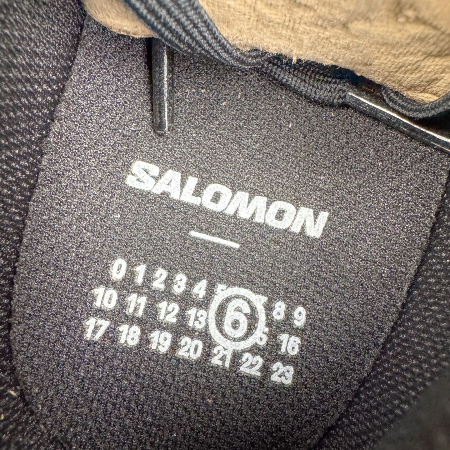 图片[11]-＃GX/绿X MM6 Maison Margiela x SALOMON XT-6 萨洛蒙联名系列低帮城市越野机能透气休闲运动鞋 鞋舌处附有迷你网眼袋收纳鞋绳以及下方的多色 Logo 标签 接着搭载奶油色 ACS 技术中底以及金色 TPU 塑料部件提升鞋款耐用性 中底与鞋面之间饰有海蓝色条状细节有效增添鞋款层次 最后应用黑色 Contragrip Chevron 外底完成鞋款设计 这次配色颇为高调 两款配色均以绚丽的渐变设计呈现 一款以粉紫渐变主打 另一款以黄绿渐变呈现 视觉效果相当吸睛 鞋面的使用玻璃纤维覆盖物加固 并通过细绳扣系带系统进行锁定 Salomon 的品牌logo 出现在脚后跟和前掌部位 中底虽然偏薄 但非常耐用 与模压塑料ACS 框架以及致密AC2 Muscle 鞋底单元结合 能够提供出色的支撑力和缓冲性 尺码：36 36.5 37.5 38 38.5 39 40 40.5 41 42 42.5 43 44 44.5 45 46.5-选品中心