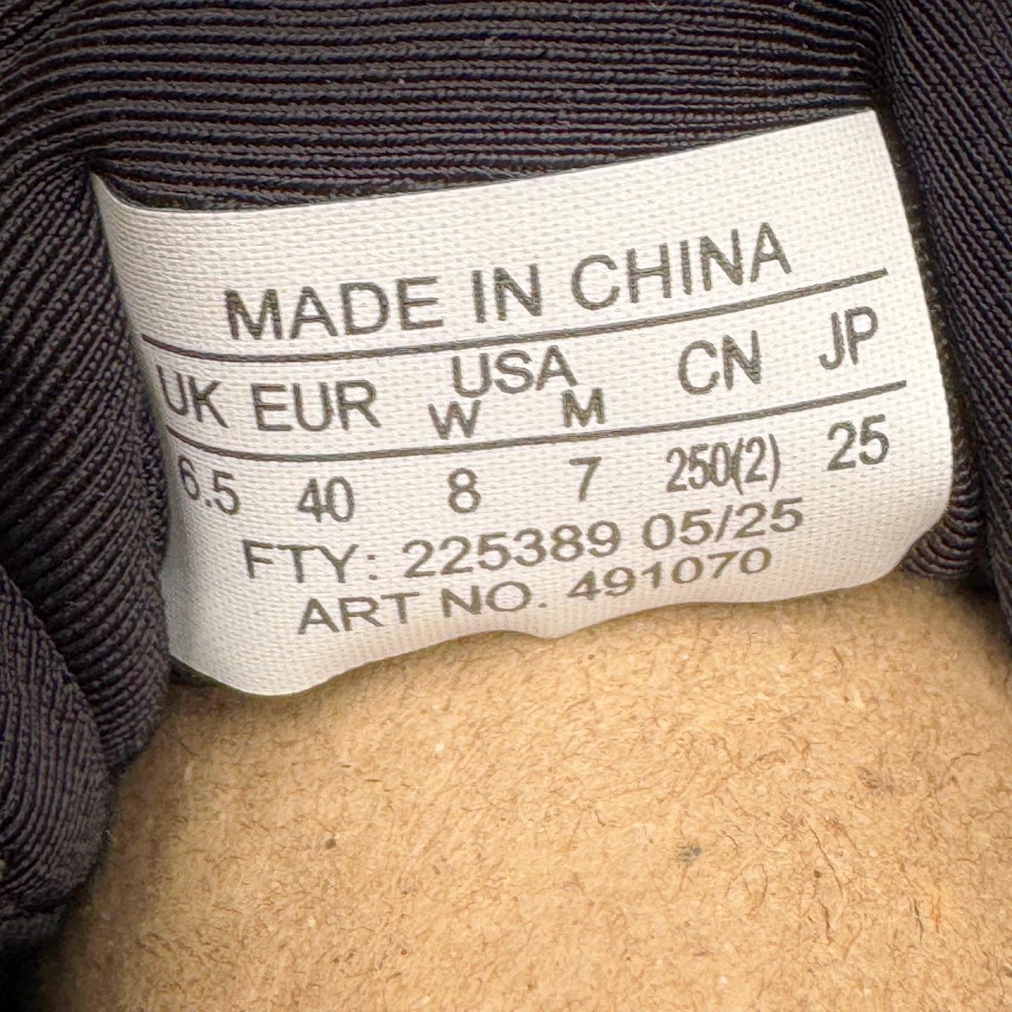 图片[12]-＃GX/绿X MM6 Maison Margiela x SALOMON XT-6 萨洛蒙联名系列低帮城市越野机能透气休闲运动鞋 鞋舌处附有迷你网眼袋收纳鞋绳以及下方的多色 Logo 标签 接着搭载奶油色 ACS 技术中底以及金色 TPU 塑料部件提升鞋款耐用性 中底与鞋面之间饰有海蓝色条状细节有效增添鞋款层次 最后应用黑色 Contragrip Chevron 外底完成鞋款设计 这次配色颇为高调 两款配色均以绚丽的渐变设计呈现 一款以粉紫渐变主打 另一款以黄绿渐变呈现 视觉效果相当吸睛 鞋面的使用玻璃纤维覆盖物加固 并通过细绳扣系带系统进行锁定 Salomon 的品牌logo 出现在脚后跟和前掌部位 中底虽然偏薄 但非常耐用 与模压塑料ACS 框架以及致密AC2 Muscle 鞋底单元结合 能够提供出色的支撑力和缓冲性 尺码：36 36.5 37.5 38 38.5 39 40 40.5 41 42 42.5 43 44 44.5 45 46.5-选品中心