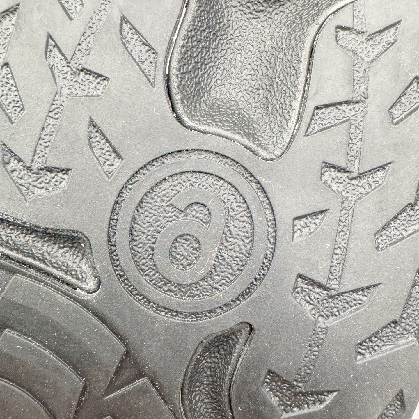 图片[21]-＃GX/绿X MM6 Maison Margiela x SALOMON XT-6 萨洛蒙联名系列低帮城市越野机能透气休闲运动鞋 鞋舌处附有迷你网眼袋收纳鞋绳以及下方的多色 Logo 标签 接着搭载奶油色 ACS 技术中底以及金色 TPU 塑料部件提升鞋款耐用性 中底与鞋面之间饰有海蓝色条状细节有效增添鞋款层次 最后应用黑色 Contragrip Chevron 外底完成鞋款设计 这次配色颇为高调 两款配色均以绚丽的渐变设计呈现 一款以粉紫渐变主打 另一款以黄绿渐变呈现 视觉效果相当吸睛 鞋面的使用玻璃纤维覆盖物加固 并通过细绳扣系带系统进行锁定 Salomon 的品牌logo 出现在脚后跟和前掌部位 中底虽然偏薄 但非常耐用 与模压塑料ACS 框架以及致密AC2 Muscle 鞋底单元结合 能够提供出色的支撑力和缓冲性 尺码：36 36.5 37.5 38 38.5 39 40 40.5 41 42 42.5 43 44 44.5 45 46.5-选品中心