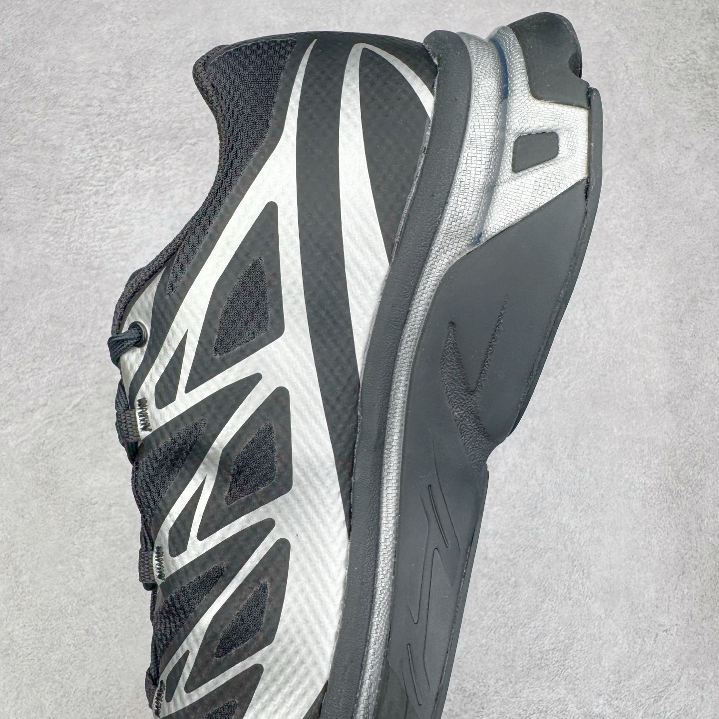 图片[7]-＃GX/绿X MM6 Maison Margiela x SALOMON XT-6 萨洛蒙联名系列低帮城市越野机能透气休闲运动鞋 鞋舌处附有迷你网眼袋收纳鞋绳以及下方的多色 Logo 标签 接着搭载奶油色 ACS 技术中底以及金色 TPU 塑料部件提升鞋款耐用性 中底与鞋面之间饰有海蓝色条状细节有效增添鞋款层次 最后应用黑色 Contragrip Chevron 外底完成鞋款设计 这次配色颇为高调 两款配色均以绚丽的渐变设计呈现 一款以粉紫渐变主打 另一款以黄绿渐变呈现 视觉效果相当吸睛 鞋面的使用玻璃纤维覆盖物加固 并通过细绳扣系带系统进行锁定 Salomon 的品牌logo 出现在脚后跟和前掌部位 中底虽然偏薄 但非常耐用 与模压塑料ACS 框架以及致密AC2 Muscle 鞋底单元结合 能够提供出色的支撑力和缓冲性 尺码：36 36.5 37.5 38 38.5 39 40 40.5 41 42 42.5 43 44 44.5 45 46.5-选品中心