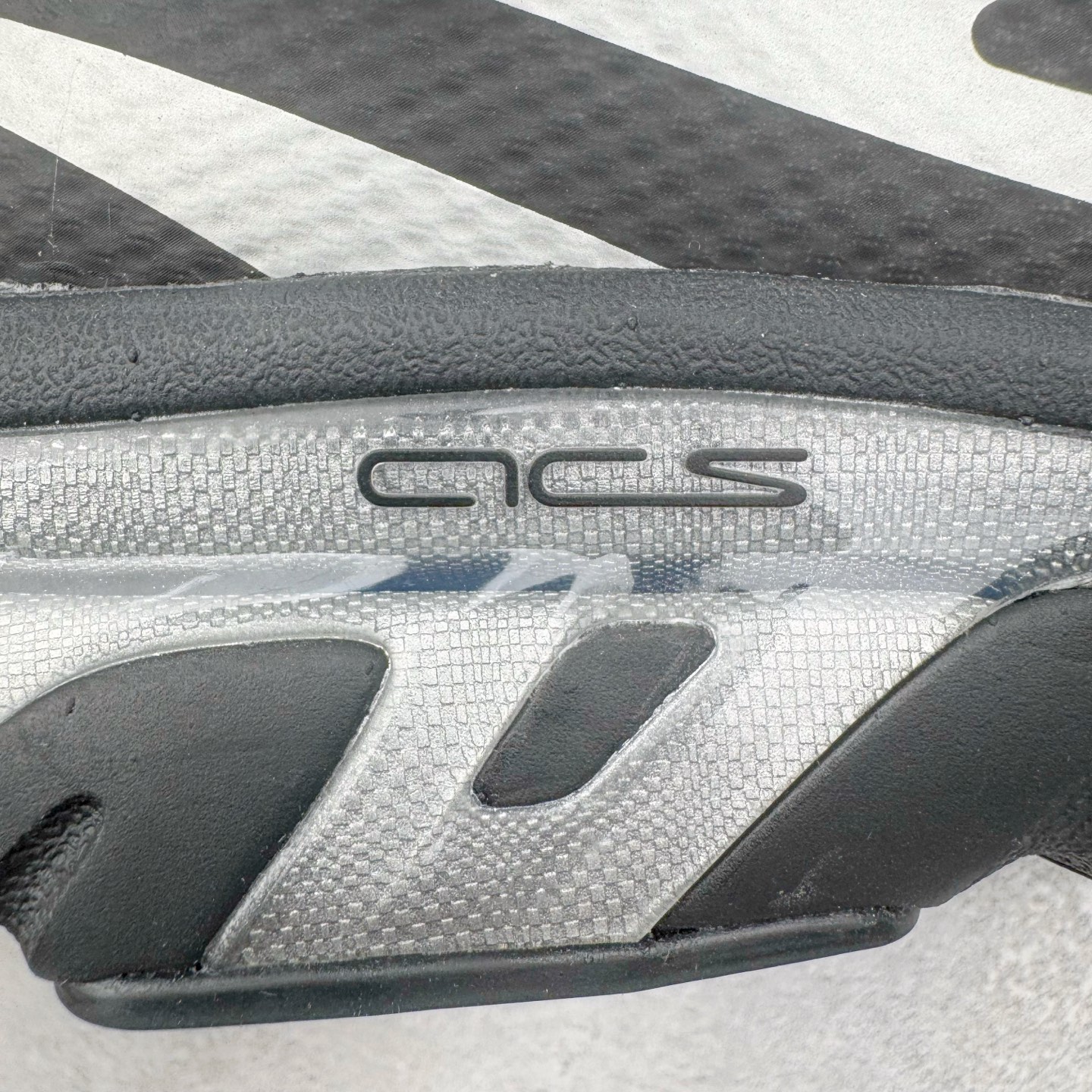 图片[19]-＃GX/绿X MM6 Maison Margiela x SALOMON XT-6 萨洛蒙联名系列低帮城市越野机能透气休闲运动鞋 鞋舌处附有迷你网眼袋收纳鞋绳以及下方的多色 Logo 标签 接着搭载奶油色 ACS 技术中底以及金色 TPU 塑料部件提升鞋款耐用性 中底与鞋面之间饰有海蓝色条状细节有效增添鞋款层次 最后应用黑色 Contragrip Chevron 外底完成鞋款设计 这次配色颇为高调 两款配色均以绚丽的渐变设计呈现 一款以粉紫渐变主打 另一款以黄绿渐变呈现 视觉效果相当吸睛 鞋面的使用玻璃纤维覆盖物加固 并通过细绳扣系带系统进行锁定 Salomon 的品牌logo 出现在脚后跟和前掌部位 中底虽然偏薄 但非常耐用 与模压塑料ACS 框架以及致密AC2 Muscle 鞋底单元结合 能够提供出色的支撑力和缓冲性 尺码：36 36.5 37.5 38 38.5 39 40 40.5 41 42 42.5 43 44 44.5 45 46.5-选品中心