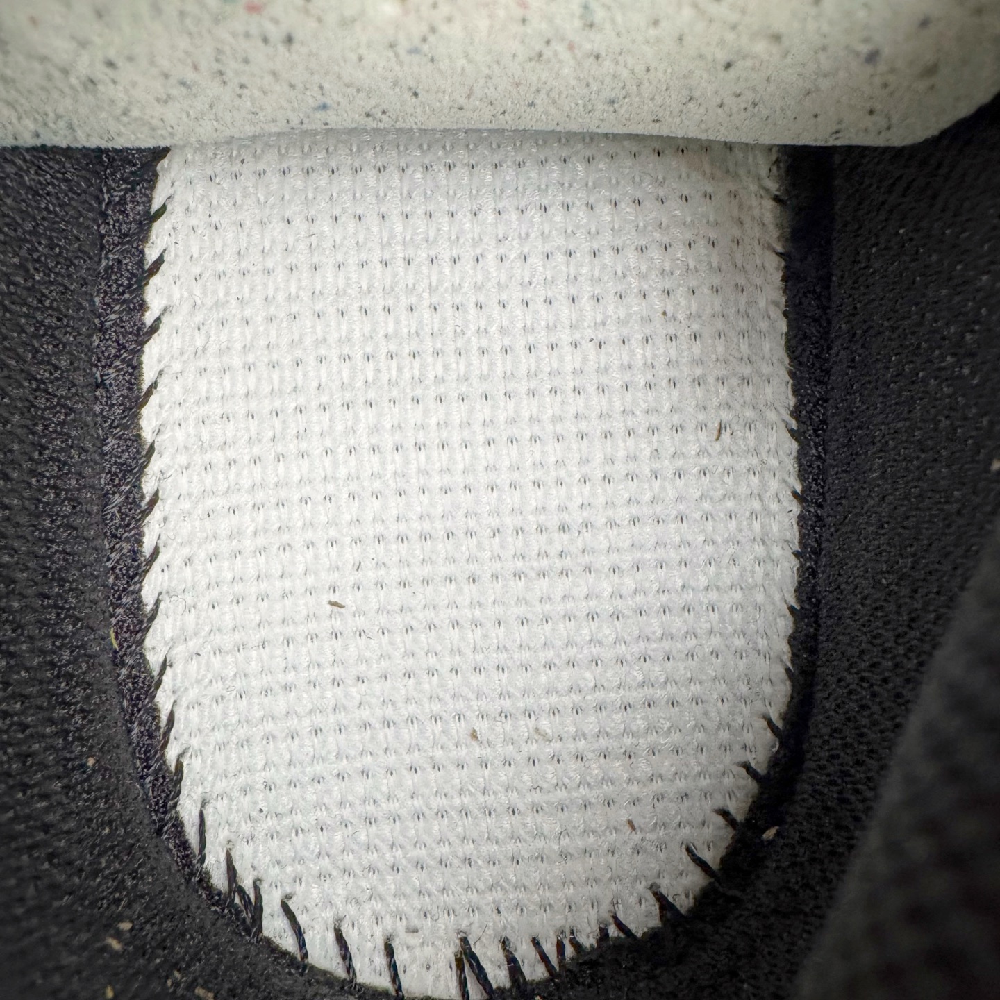 图片[10]-＃GX/绿X MM6 Maison Margiela x SALOMON XT-6 萨洛蒙联名系列低帮城市越野机能透气休闲运动鞋 鞋舌处附有迷你网眼袋收纳鞋绳以及下方的多色 Logo 标签 接着搭载奶油色 ACS 技术中底以及金色 TPU 塑料部件提升鞋款耐用性 中底与鞋面之间饰有海蓝色条状细节有效增添鞋款层次 最后应用黑色 Contragrip Chevron 外底完成鞋款设计 这次配色颇为高调 两款配色均以绚丽的渐变设计呈现 一款以粉紫渐变主打 另一款以黄绿渐变呈现 视觉效果相当吸睛 鞋面的使用玻璃纤维覆盖物加固 并通过细绳扣系带系统进行锁定 Salomon 的品牌logo 出现在脚后跟和前掌部位 中底虽然偏薄 但非常耐用 与模压塑料ACS 框架以及致密AC2 Muscle 鞋底单元结合 能够提供出色的支撑力和缓冲性 尺码：36 36.5 37.5 38 38.5 39 40 40.5 41 42 42.5 43 44 44.5 45 46.5-选品中心