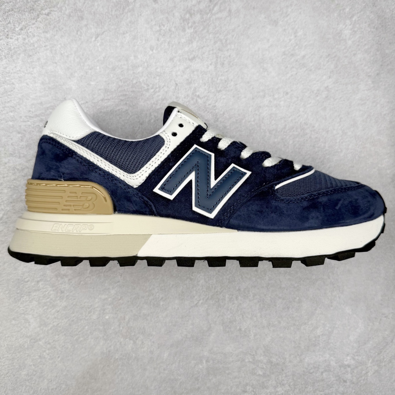 NB新百伦New Balance U574升级版系列低帮复古休闲运动慢跑鞋 新版NB574，妥妥美产既视感有木有。相较传统574，新版鞋跟及鞋面设计自带9系美产既视感！鞋面、内衬质感以及穿着体验更加！鞋型更流畅和饱满,鞋底增添了风格的多样化!底部升级橡胶颗粒大底,更防滑耐磨,上脚后感觉柔软且舒适。尺码：36 36.5 37.5 38 38.5 39.5 40 40.5 41.5 42 42.5 43 44 45-选品中心