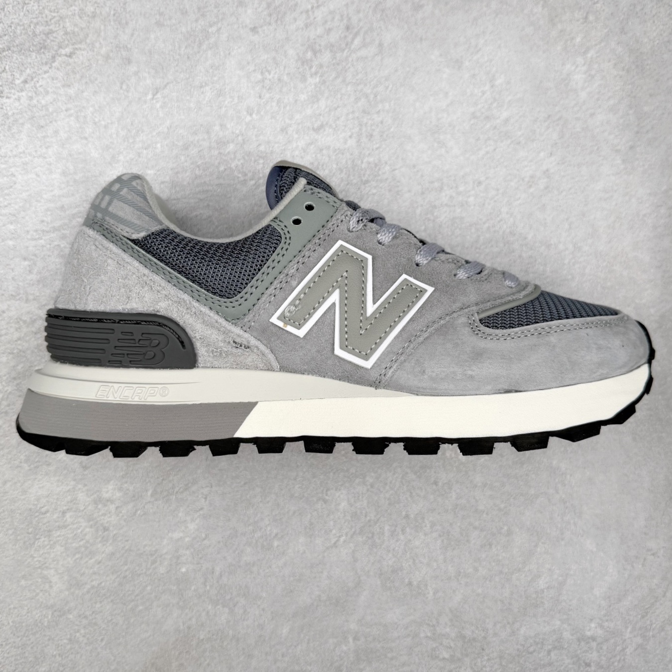 NB新百伦New Balance U574升级版系列低帮复古休闲运动慢跑鞋 新版NB574，妥妥美产既视感有木有。相较传统574，新版鞋跟及鞋面设计自带9系美产既视感！鞋面、内衬质感以及穿着体验更加！鞋型更流畅和饱满,鞋底增添了风格的多样化!底部升级橡胶颗粒大底,更防滑耐磨,上脚后感觉柔软且舒适。尺码：36 36.5 37.5 38 38.5 39.5 40 40.5 41.5 42 42.5 43 44 45-选品中心