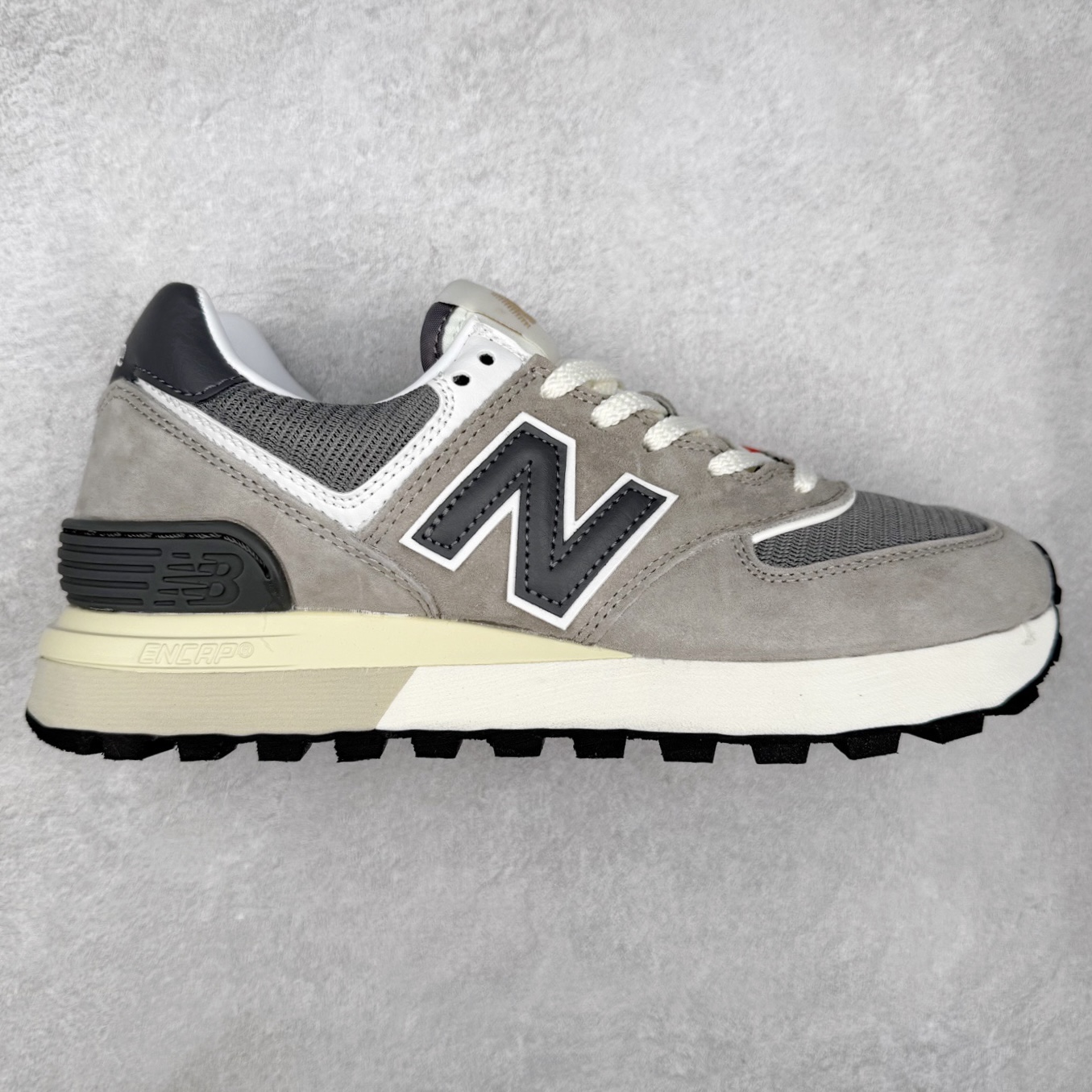 NB新百伦New Balance U574升级版系列低帮复古休闲运动慢跑鞋 新版NB574，妥妥美产既视感有木有。相较传统574，新版鞋跟及鞋面设计自带9系美产既视感！鞋面、内衬质感以及穿着体验更加！鞋型更流畅和饱满,鞋底增添了风格的多样化!底部升级橡胶颗粒大底,更防滑耐磨,上脚后感觉柔软且舒适。尺码：36 36.5 37.5 38 38.5 39.5 40 40.5 41.5 42 42.5 43 44 45-选品中心