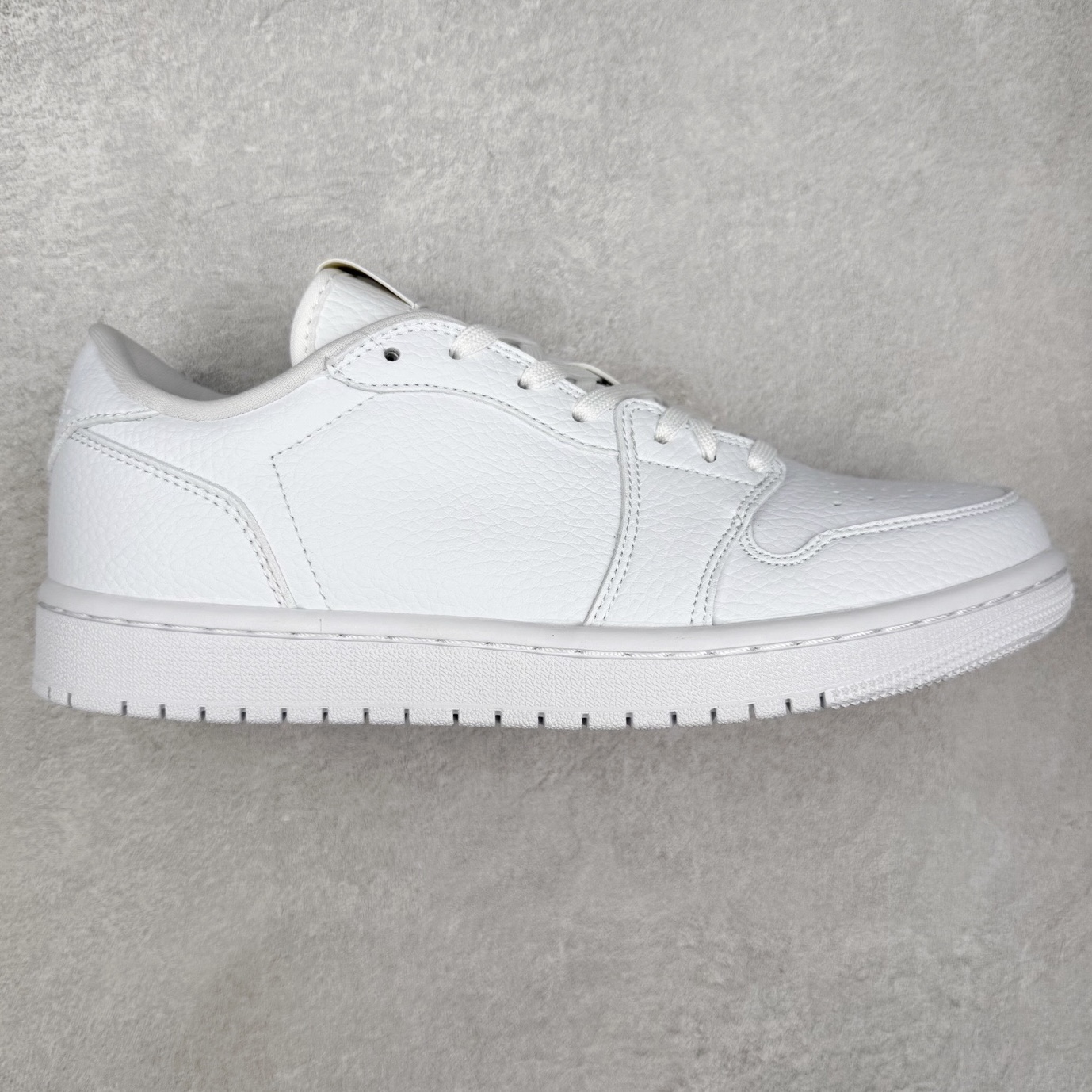 ＃K版 Air Jordan AJ1 Low 低帮 872782-100 全新流水线出品 DT版本唯一平替选择 市场第二梯队最强版 全部原鞋开发 原楦原纸板开发 全鞋电脑针车 原厂内置全掌气垫 原盒内在原标 唯一Zp原版鞋带绑法 免检产品 全新2022版型 全头层皮料 完美零毛边处理 原厂配置全掌气垫 价格定位良心 几十个配色陆续出货 实拍调校N版已经零色差零失真 百分百还原实物色彩所见即所得 不存在货不对板色差等低级问题 选购参考实物拍摄 不混卖不参货 只用心做好货严格选品 承诺混一赔十 尺码：36 36.5 37.5 38 38.5 39 40 40.5 41 42 42.5 43 44 44.5 45-选品中心