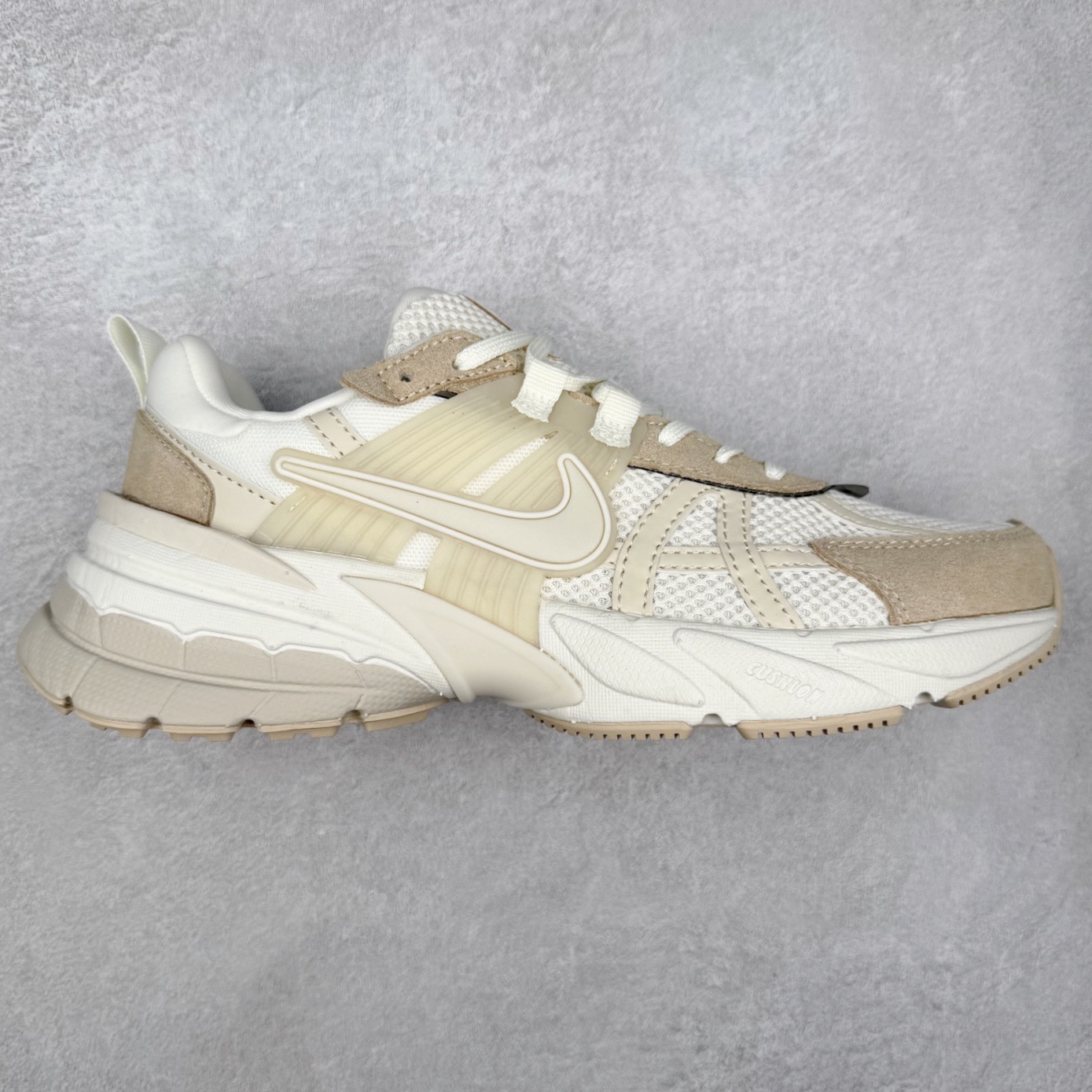 NK V2K Runtekk 减震防滑低帮 复古老爹鞋跑步鞋 HV3917-133 鞋款被命名为 Runtekk 设计上借鉴了 2000 年的跑鞋风格 配色上以金属银为主调 简练又有复古运动气质 材质上使用大面积网眼、皮革、TPU 组成 支撑和透气性肯定不错 中底处由 Cushlon 泡绵打造 保证在压马路时可以提供优秀脚感 并通过一手做旧氧化效果突出复古感 中底造型很容易让大家联想到巴黎世家3XL 增高效果同样不能忽视 尺码：36 36.5 37.5 38 38.5 39 40 40.5 41 42 42.5 43 44 44.5 45-选品中心