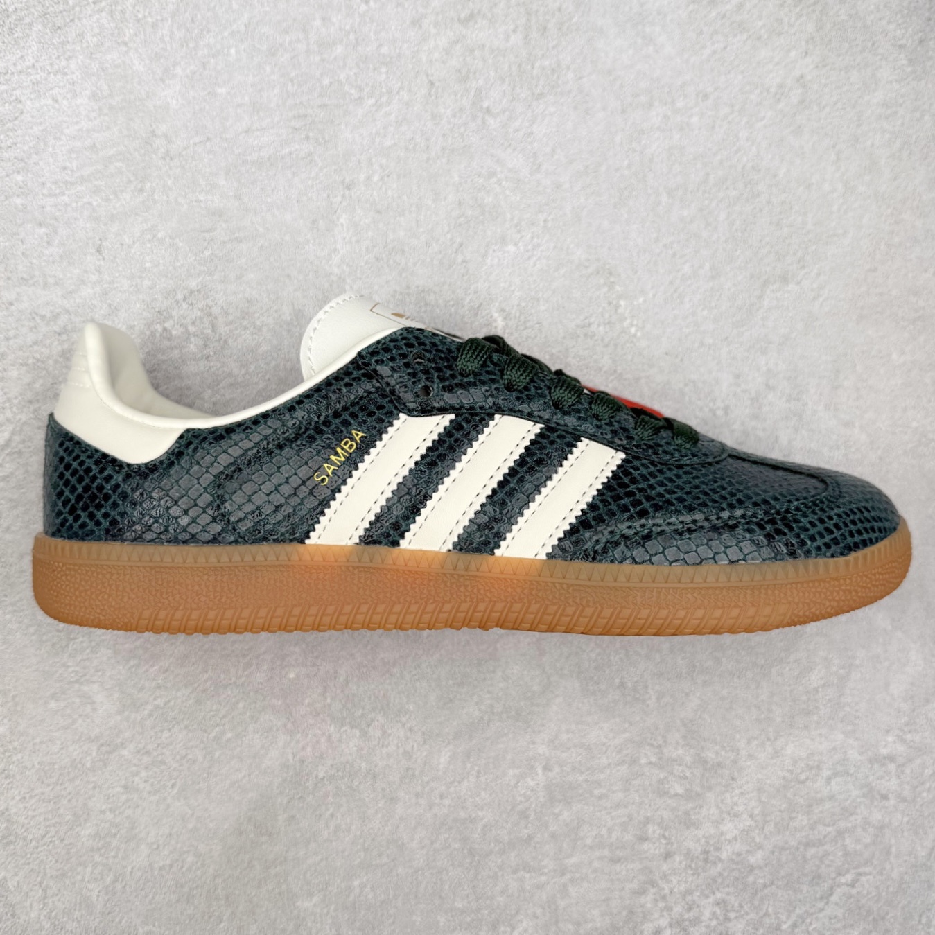 AD Original Samba OG 复古经典轻便板鞋 JR8848 口碑大厂出品 品控大底版型不断改良更新 全套原纸板楦头开发 确保原汁原味 完美呈现桑巴版型 一比一鞋头弧度高度鞋身弧度 此版本只针对中端市场 皮料材质有所更替 其他数据细节工艺流程均保持一致 绝不口嗨 细节品控鞋型随意对比 正确烫金高频细节 原装纳米超迁皮料 独家私模橡胶大底 原盒原配 这款桑巴鞋展示了高质量的工艺 带有装饰的超锁缝制和无缝的手感 柔软、柔软的皮革造型和标志性的3条纹完成了精致的外观 正规合身鞋带 鞋面上有绒面鞋垫 橡胶鞋底 享受正畸套筒软感 自50年代首次亮相以来就一直在赢得粉丝的青睐 尺码：35.5 36 36.5 37.5 38 38.5 39 40 40.5 41 42 42.5 43 44 44.5 45-选品中心