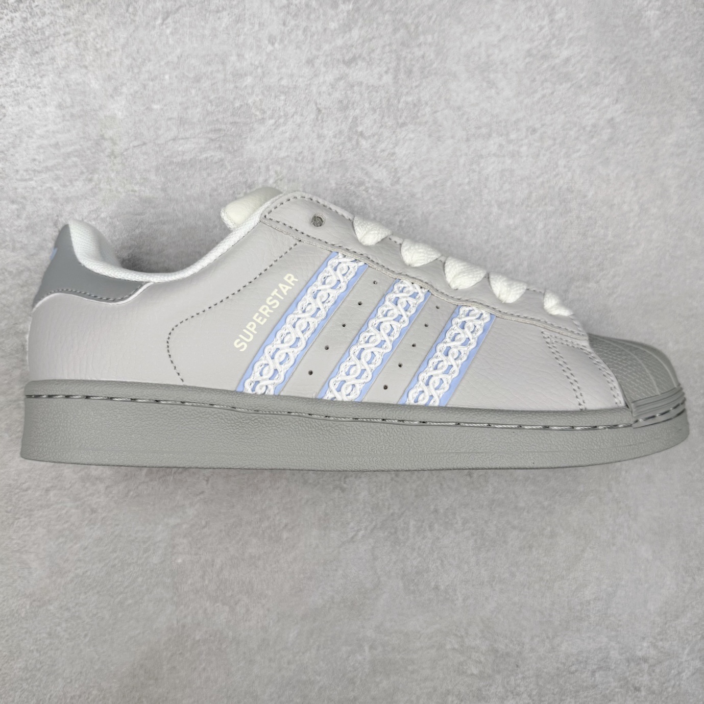 AD Originals Superstar 经典复古贝壳头板鞋 JQ8729 诞生于1969年 是第一双将全皮面鞋 身与橡胶鞋头结合在一起的低帮篮球鞋 Superstar最开始 是作为高帮篮球鞋Pro Model的低帮版本而出现的 但因为其独特和醒目的橡胶鞋头造型而让大家熟知 被大家形象地称为\\\”shelltoe\\\”贝壳头 在70年代的美国职业篮球场上 接近3/4的NBA球员都将这双Superstar作为场上用鞋 80年代之后 经过不断的改良和发展 Superstar逐渐成为横跨时装、音乐、街头文化、休闲和运动等各大领域的时尚潮鞋 尺码：36 36.5 37 38 38.5 39 40 40.5 41 42 42.5 43 44 44.5 45-选品中心